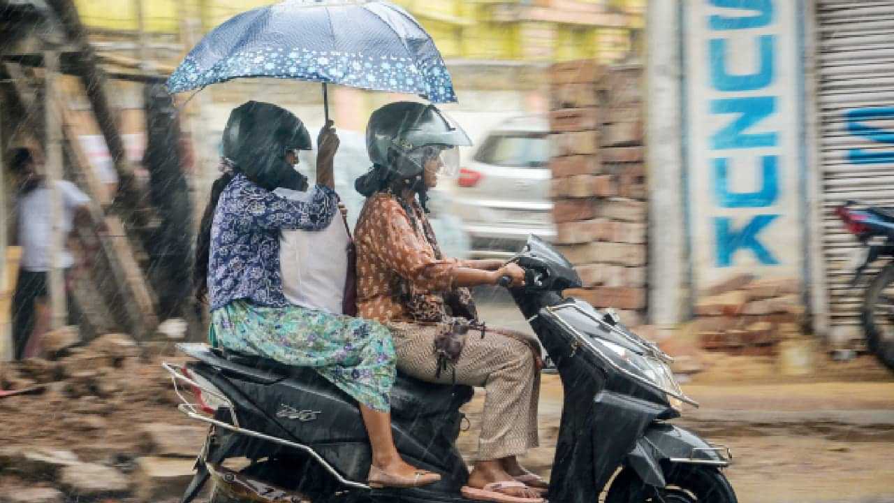 Kerala Rain Alert:  സംസ്ഥാനത്ത് ഇന്ന് അതിശക്തമായ മഴ; നാല് ജില്ലകളില്‍ ഓറഞ്ച് അലര്‍ട്ട്