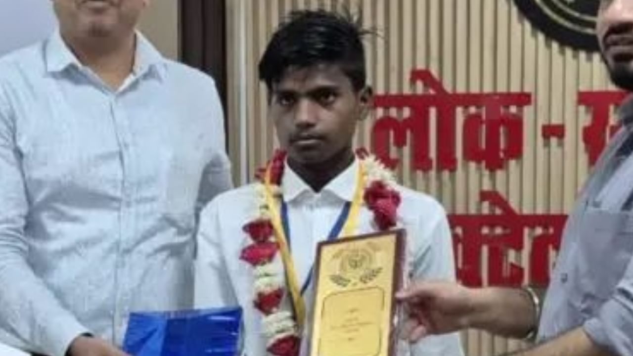 Uttar Pradesh: 78 വർഷത്തെ കാത്തിരിപ്പ്; യുപിയിലെ ഒരു ഗ്രാമത്തിൽ ഒരാൾ പത്താം ക്ലാസ് പരീക്ഷ പാസായി Uttar Pradesh: 78 വർഷത്തെ കാത്തിരിപ്പ്; യുപിയിലെ ഒരു ഗ്രാമത്തിൽ ഒരാൾ പത്താം ക്ലാസ് പരീക്ഷ പാസായി