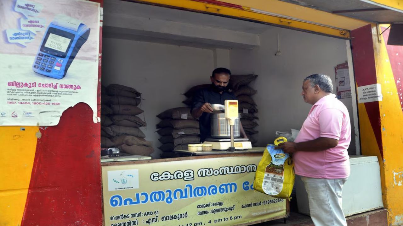 Ration Card e-KYC : റേഷൻ കാർഡ് മസ്റ്ററിങ് വീണ്ടും നടത്തേണ്ടി വരുമോ? രണ്ട് ലക്ഷത്തിൽ അധികം അപേക്ഷകൾ കെട്ടിക്കിടക്കുന്നുയെന്ന് റിപ്പോർട്ട് Ration Card e-KYC : റേഷൻ കാർഡ് മസ്റ്ററിങ് വീണ്ടും നടത്തേണ്ടി വരുമോ? രണ്ട് ലക്ഷത്തിൽ അധികം അപേക്ഷകൾ കെട്ടിക്കിടക്കുന്നുയെന്ന് റിപ്പോർട്ട്
