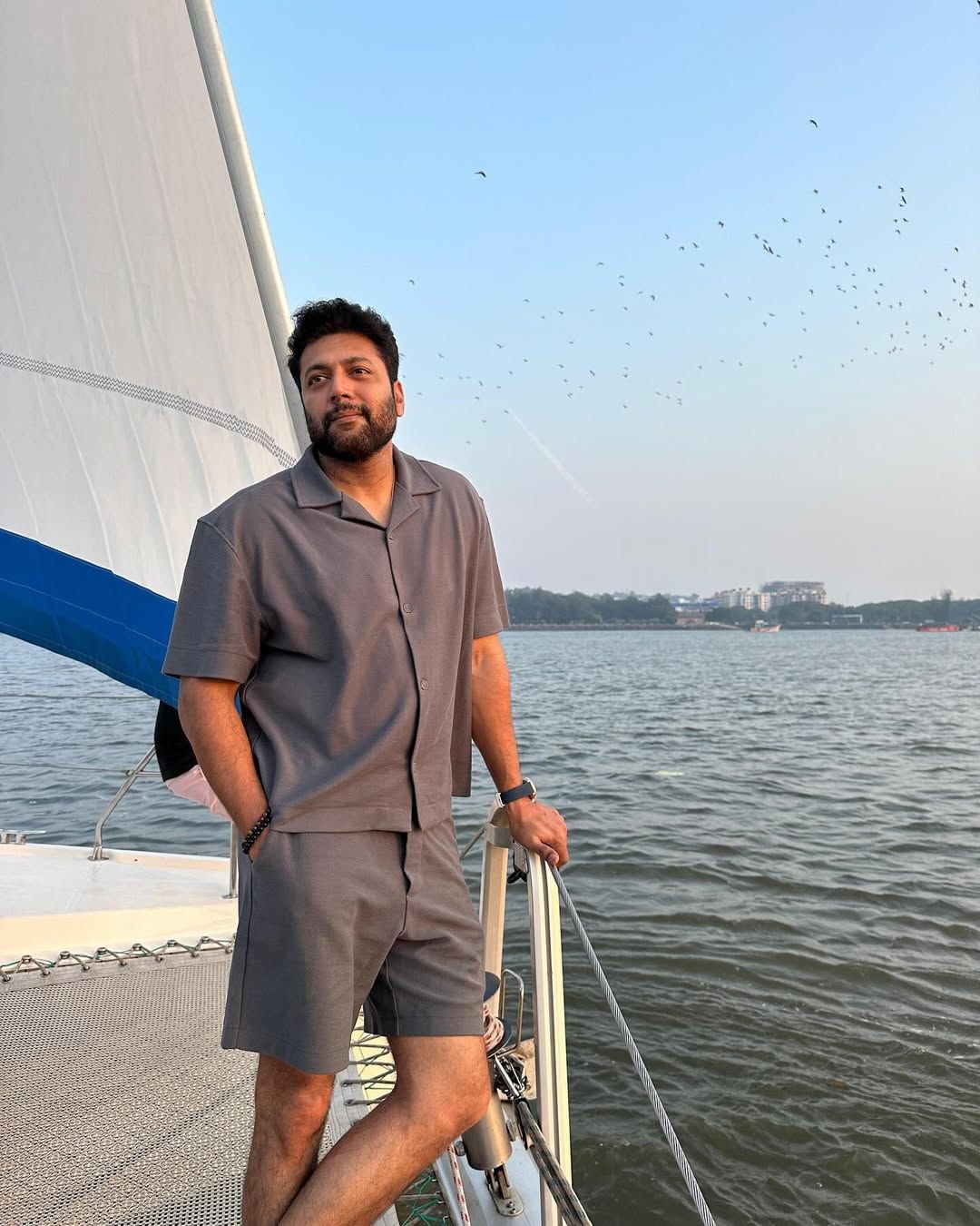 ഭര്ത്താവിനെ വേണമെന്ന് ആരതി ആഗ്രഹിക്കുന്നു. ഇന്നത്തെ കാലത്തെ മോഡേണ് പെണ്കുട്ടികളെ പോലെയല്ല അവര്. ആരതി ഇന്നും രവി മോഹനെ സ്നേഹിക്കുന്നു. ഗായിക സുചിത്ര ആരതിയെ അധിക്ഷേപിച്ചു. ധനുഷും ആരതിയും തമ്മില് ബന്ധമുണ്ടായിരുന്നു എന്നാണ് സുചിത്ര പറഞ്ഞത്. വായ തുറന്നാല് ധനുഷിന്റെ പേര് മാത്രമാണ് സുചിത്ര പറയുക.