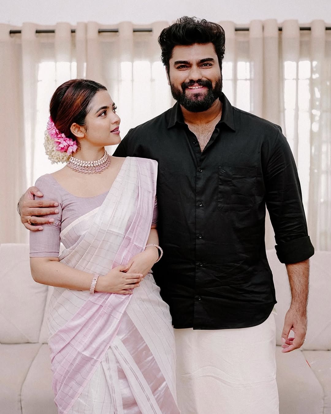 ബി​ഗ് ബോസ് റിയാലിറ്റി ഷോയിലൂടെ മലയാളികൾക്ക് സുപരിചിതനാണ് ഡോ. റോബിൻ രാധാകൃഷ്ണൻ. സീസൺ 4ലെ മത്സരാർത്ഥിയായിരുന്ന റോബിന് നിരവധി ആരാധകരാണുള്ളത്. പകുതിയിൽ വച്ച് ഷോ അവസാനിപ്പിച്ചിറങ്ങിയ റോബിന്റെ വിശേഷങ്ങൾ അറിയാൻ ആരാധകർക്ക് ഏറെ താത്പര്യമാണ്. (image credits: Instagram-Robin Radhakrishnan)