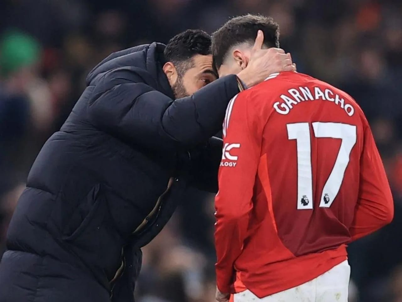 സഹതാരങ്ങളുടെ മുന്നിൽ വച്ച് മാഞ്ചസ്റ്റർ യുണൈറ്റഡ് താരം അലഹാന്ദ്രോ ഗർനാച്ചോയെ പരിഹസിച്ച് പരിശീലകൻ റൂബൻ അമോറിം. 'ഏതെങ്കിലും ക്ലബ് നിന്നെ വാങ്ങണേ എന്ന് സ്വയം പ്രാർത്ഥിച്ചോളൂ' എന്നായിരുന്നു റൂബൻ അമോറിമിൻ്റെ പരിഹാസം. ഇക്കാര്യം വിവിധ രാജ്യാന്തര മാധ്യമങ്ങൾ റിപ്പോർട്ട് ചെയ്തു. (Image Courtesy - Social Media)
