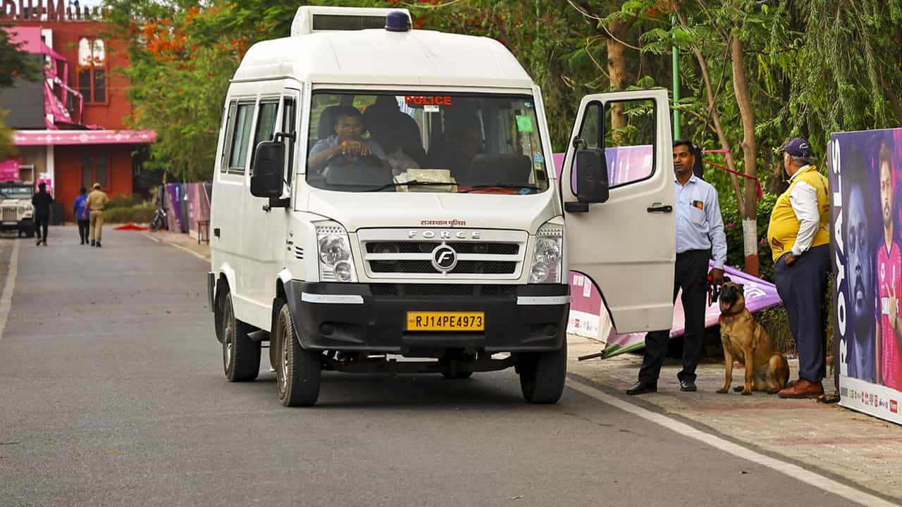 IPL 2025: ഒരാഴ്ചയ്ക്കിടെ നാല് ബോംബ് ഭീഷണി; സവായ് മാന് സിങ് സ്റ്റേഡിയത്തില് സുരക്ഷ വര്ധിപ്പിച്ചു IPL 2025: ഒരാഴ്ചയ്ക്കിടെ നാല് ബോംബ് ഭീഷണി; സവായ് മാന് സിങ് സ്റ്റേഡിയത്തില് സുരക്ഷ വര്ധിപ്പിച്ചു