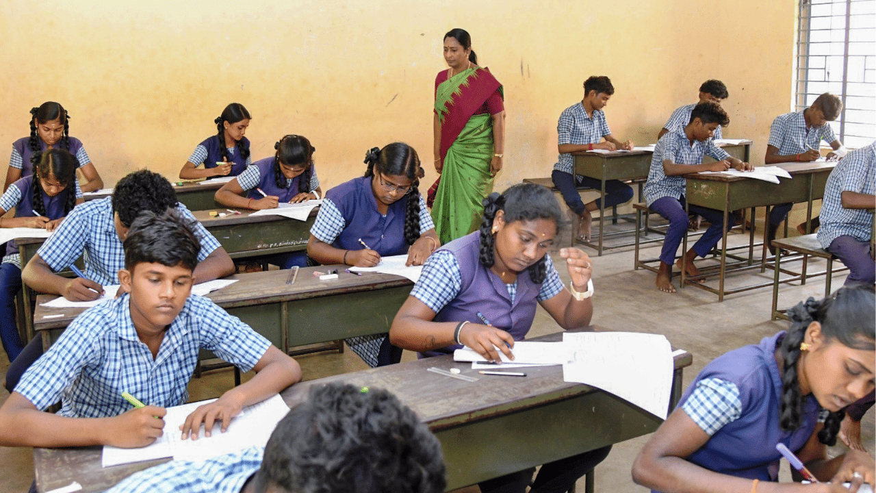 അതിനിടെ, ഇത്തവണ സംസ്ഥാന സ്‌കൂൾ കായികമേളയിൽ പങ്കെടുക്കുന്ന വിദ്യാർത്ഥികൾക്ക് ഗ്രേസ് മാർക്കും ഉയർത്തിയിട്ടുണ്ട്. ആദ്യ നാല് സ്ഥാനക്കാർക്കാണ് ആദ്യം ഗ്രേസ് മാർക്ക് നൽകിയിരുന്നതെങ്കിൽ ഇനി മുതൽ ആദ്യ എട്ട് സ്ഥാനം വരെ നേടുന്നവർക്ക് ഗ്രേസ് മാർക്ക് ലഭിക്കും. അതിനുപുറമെ, സ്‌കൂൾ സോഷ്യൽ സർവീസ് സ്കീമിനും ഗ്രേസ് മാർക്ക് ഏർപ്പെടുത്തിയിട്ടുണ്ട്. (Image Credits: PTI)