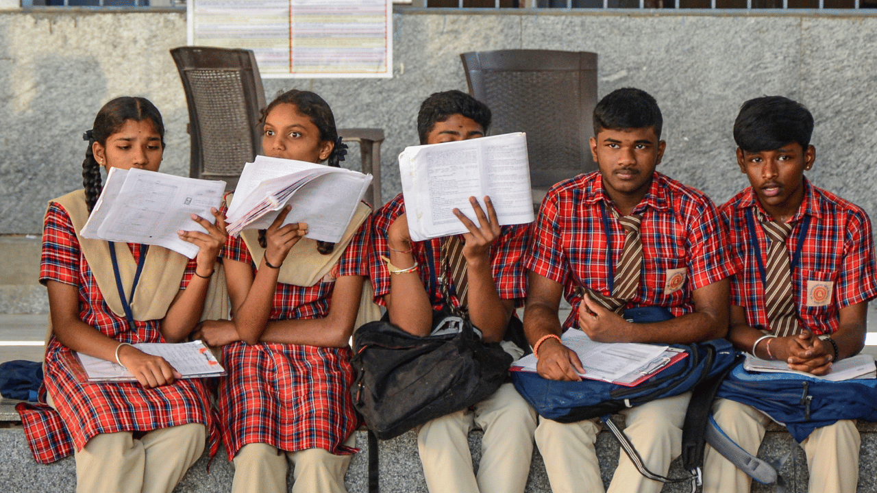 എസ്എസ്എൽസി, ഹയർസെക്കൻഡറി പരീക്ഷ ഫലങ്ങൾക്കായുള്ള കാത്തിരിപ്പിലാണ് വിദ്യാർഥികൾ. മെയ് 9ന് എസ്എസ്എൽസി ഫലം പ്രസിദ്ധീകരിക്കുമെന്ന് കഴിഞ്ഞ ദിവസം വിദ്യാഭ്യാസ മന്ത്രി വി ശിവൻകുട്ടി അറിയിച്ചിരുന്നു. എന്നാൽ, ഹയർസെക്കൻഡറി ഫലം എന്ന് പ്രസിദ്ധീകരിക്കുമെന്നത് സംബന്ധിച്ച് ഔദ്യോഗിക അറിയിപ്പുകൾ വന്നിട്ടില്ല. (Image Credits: PTI)