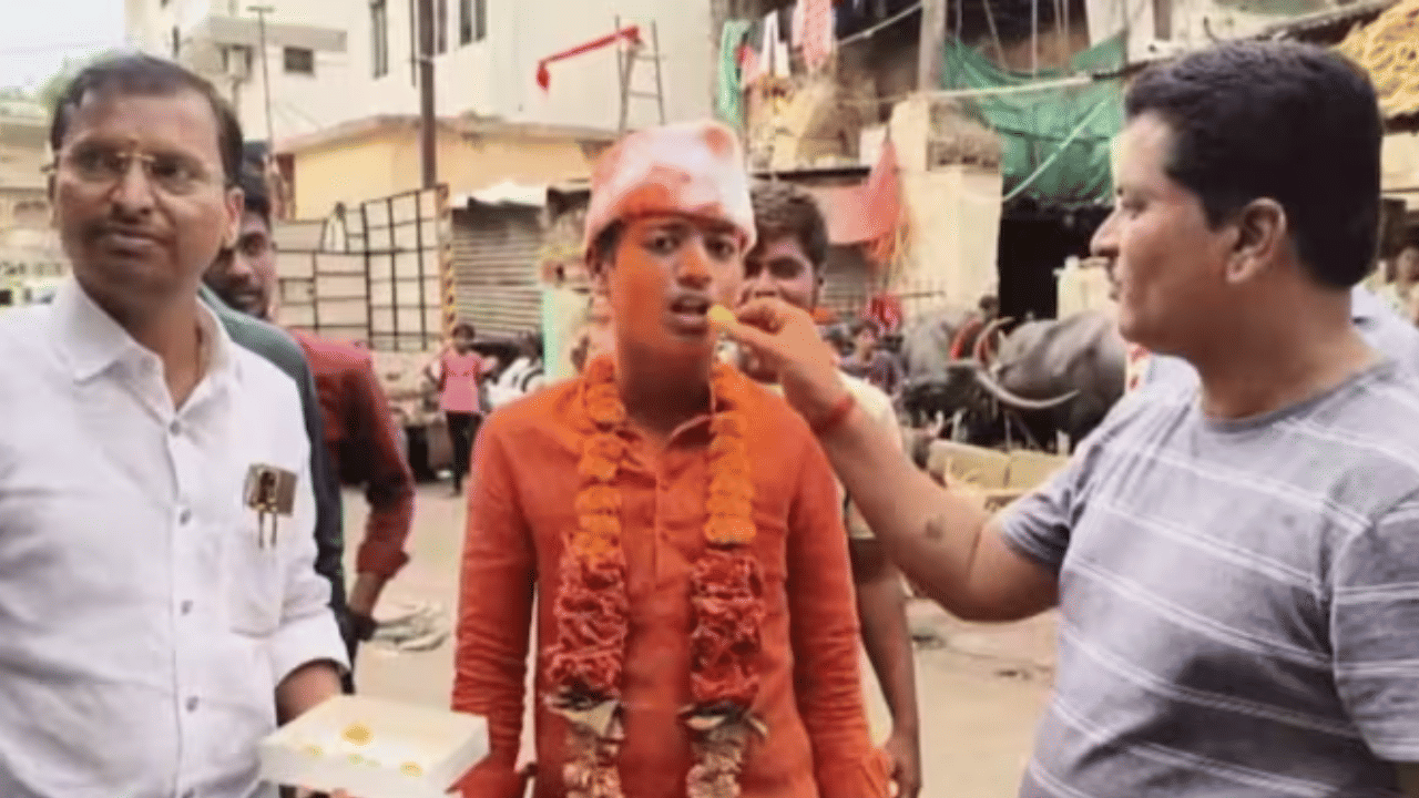 Viral Video: തോൽക്കുമെന്ന് കരുതി; റിസൾട്ട് വന്നപ്പോൾ ജസ്റ്റ് പാസ്, പിന്നെ ഘോഷയാത്രയോടെ വൻ ആഘോഷം; വീഡിയോ വൈറൽ