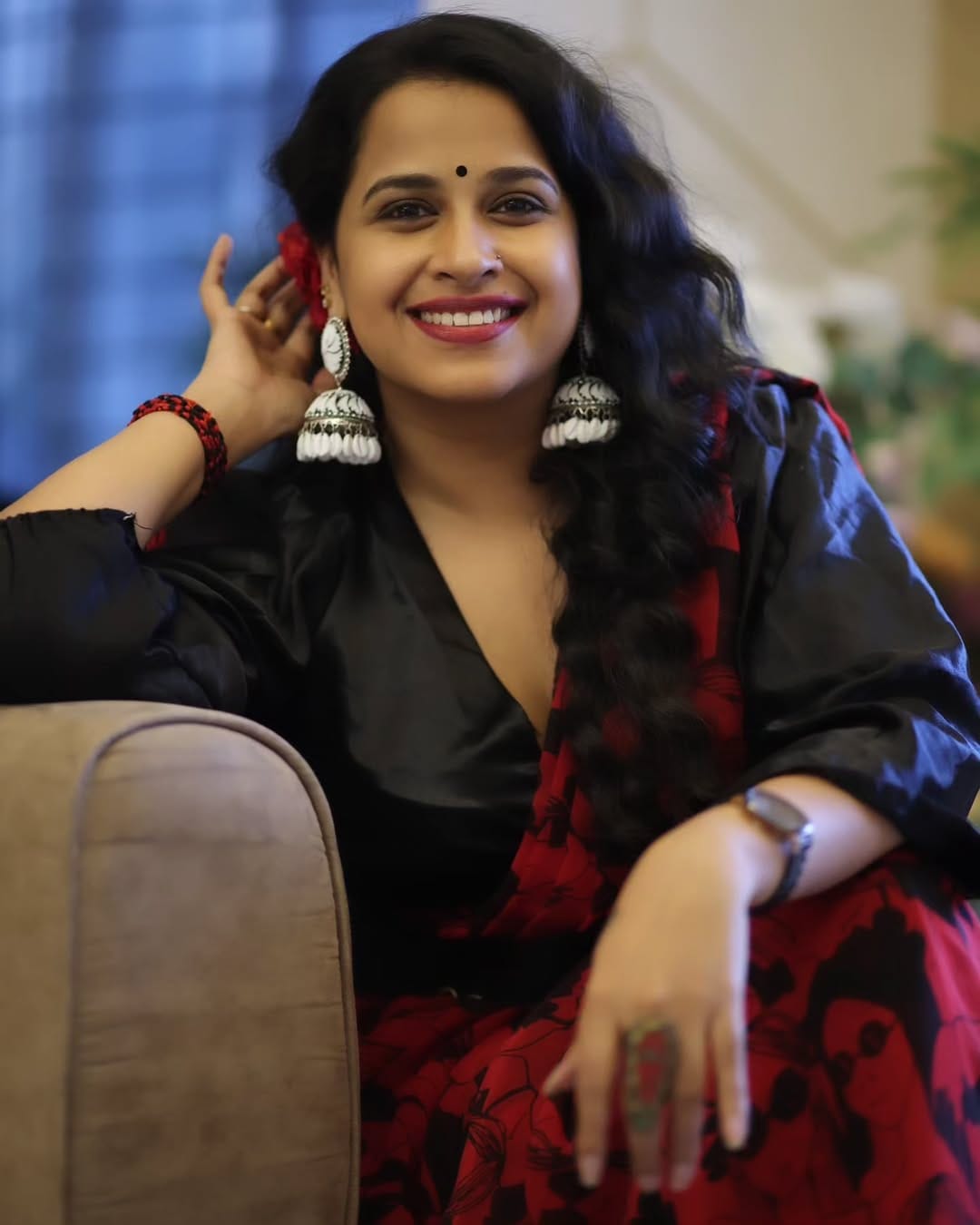 പര്‍പ്പിള്‍ നിറത്തിലുള്ള സാരിയിലാണ് ഇത്തവണ സാധിക സോഷ്യല്‍ മീഡിയയില്‍ പ്രത്യക്ഷപ്പെട്ടിരിക്കുന്നത്. അതീവ സുന്ദരിയായി സാരിയിലെത്തിയ താരത്തെ പ്രശംസ കൊണ്ട് മൂടുകയാണ് ആരാധകര്‍.