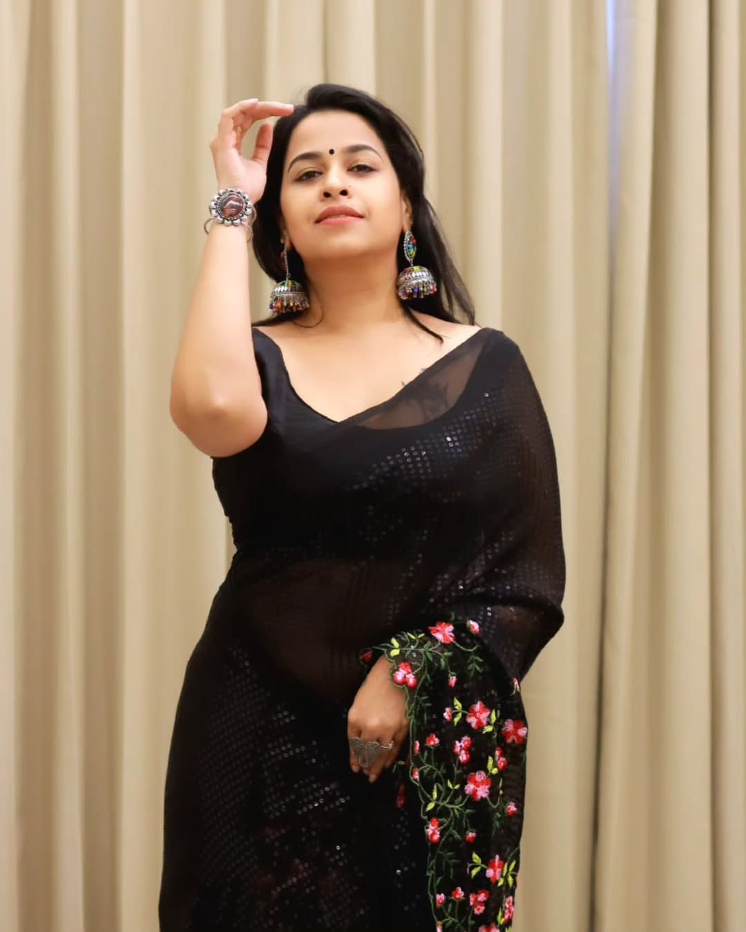 സാരിയില്‍ ഒരു റീല്‍സ് ചെയ്യുമോ ചേച്ചി എന്ന് ഒരാള്‍ കമന്റ് ചെയ്തപ്പോള്‍  സംസ്‌കാരം ഇല്ലാത്ത കാമപ്രാന്തന്മാര്‍ ഉള്ള നാടാണ്. എന്തിനാ വെറുതെ ഓരോന്നു പോസ്റ്റ് ചെയ്ത് ആ റേപ്പിസ്റ്റുകള്‍ക്ക് വെര്‍ച്വല്‍ റേപ്പിന് ഇരയായി ഞാന്‍ വെറുതെ എന്റെ മനസമാധാനം കളയുന്നത് എന്നാണ് താരം മറുപടി നല്‍കുന്നത്. 

