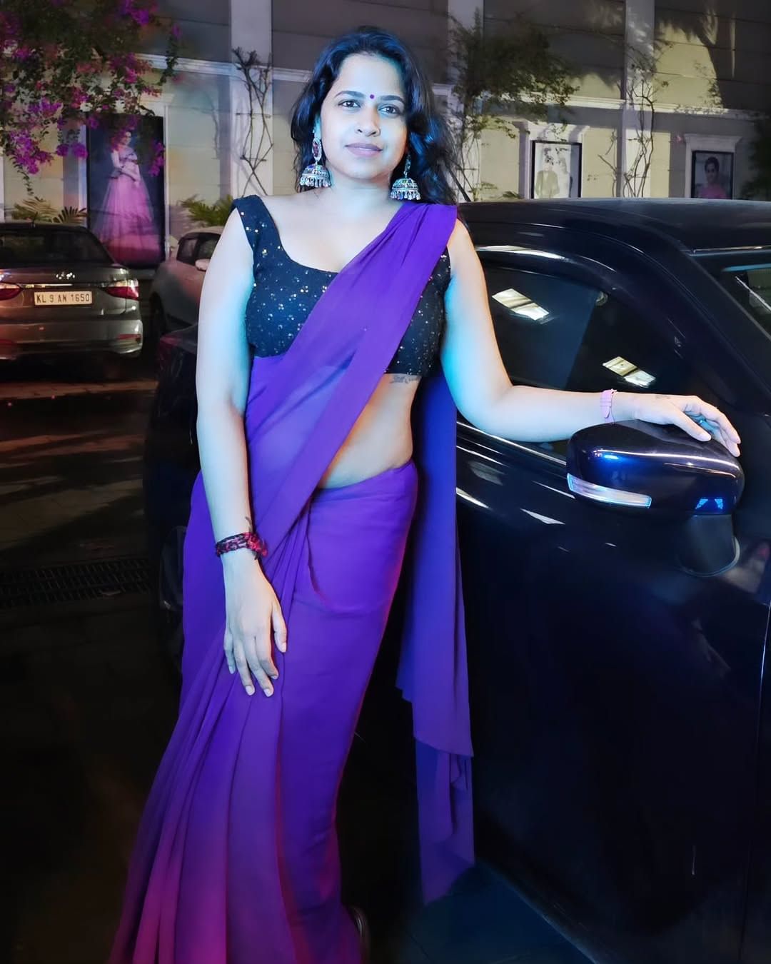 ഒട്ടുമിക്ക കമന്റുകള്‍ക്കും സാധിക മറുപടി നല്‍കുന്നുണ്ട്. പോരുമോ എന്റെ കൂടെ എന്ന കമന്റിന് ഇല്ലെന്നാണ് വളരെ രസകരമായി സാധിക മറുപടി നല്‍കിയിരിക്കുന്നത്.