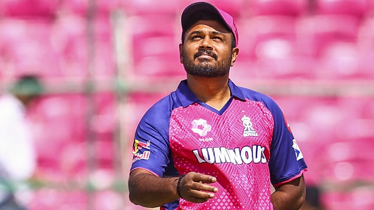 അങ്ങനെ നിരാശജനകമായ ഐപിഎല്‍ സീസണ്‍ പരിസമാപ്തി കുറിച്ച് രാജസ്ഥാന്‍ റോയല്‍സ് ക്യാപ്റ്റന്‍ സഞ്ജു സാംസണ്‍ ടീം ക്യാപ് വിട്ടു. സഞ്ജു ടീം ക്യാപ് വിടുന്നതിന്റെ ദൃശ്യങ്ങള്‍ രാജസ്ഥാന്‍ റോയല്‍സ് പങ്കുവച്ചു (Image Credits: pti, x.com/rajasthanroyals)