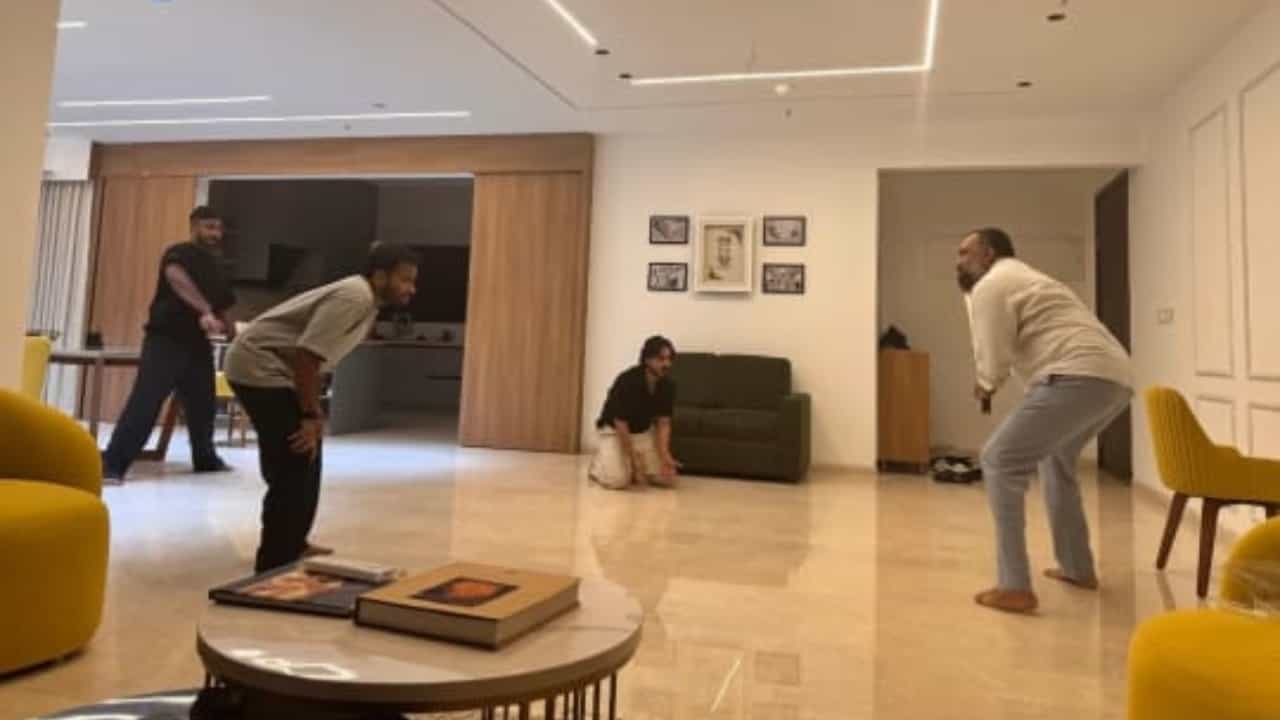 Sanju Samson: ബാറ്റർ ശ്യാം പുഷ്കരൻ, ഫീൽഡിൽ ബേസിൽ ജോസഫ്; രാജസ്ഥാൻ ക്യാമ്പിൽ നിന്നെത്തിയ സഞ്ജുവിൻ്റെ ഇൻഡോർ ക്രിക്കറ്റ്