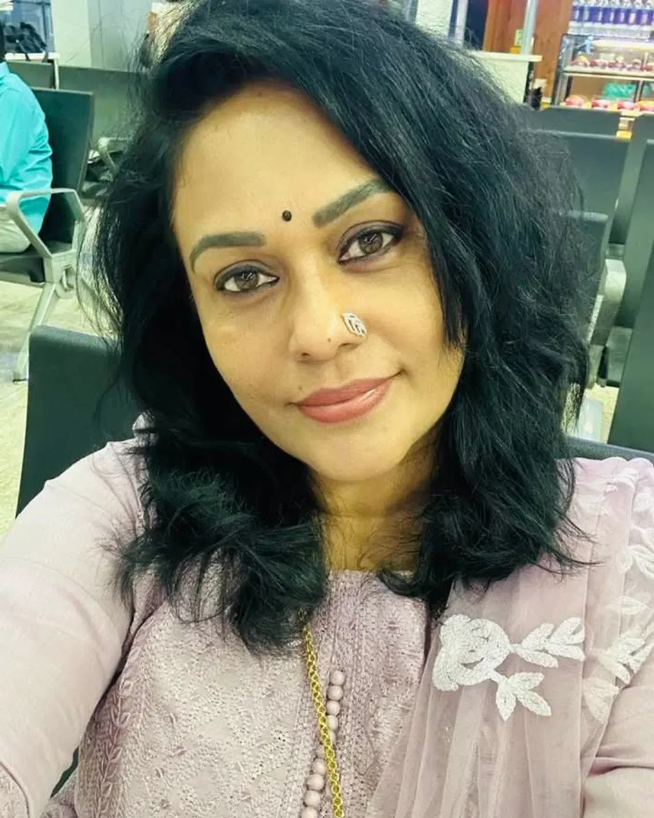 സീമ ജി നായര് നടത്തുന്ന ജീവകാരുണ്യ പ്രവര്ത്തനങ്ങള്ക്കെതിരെ വലിയ വിമര്ശനങ്ങളാണ് പലപ്പോഴും ഉയരാറുള്ളത്. ഒരാള് മരിച്ചാല് അമ്മ, ആത്മ സംഘടനകള് അവരെ കൊന്നതാണെന്ന് പറയും. ആ രീതി ശരിയല്ലെന്ന് സീമ ജി നായര് കൈരളി ടിവിയോട് പറയുന്നു. (Image Credits: Instagram)