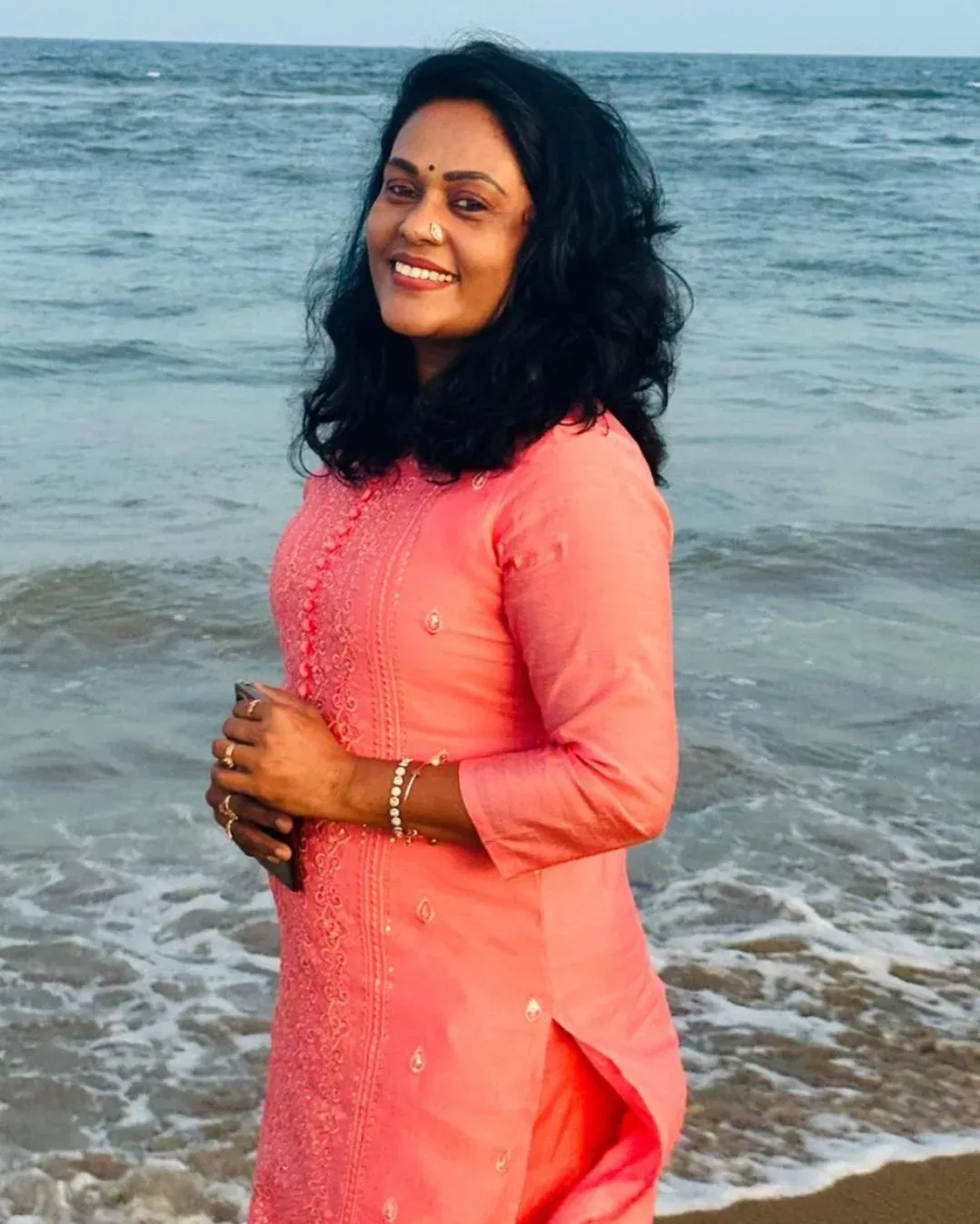 നിവൃത്തി ഇല്ലാതായപ്പോഴാണ് ശരണ്യയെ കുറിച്ച് ആദ്യ പോസ്റ്റ് ഇടുന്നത്. വീഡിയോ ഇടുന്നതില് താനും ശരണ്യയുടെ അമ്മയും തമ്മില് തര്ക്കമുണ്ടായിട്ടുണ്ട്. പബ്ലിക് പ്ലാറ്റ്ഫോമില് വന്ന് അവളെ കൊണ്ട് കൈ നീട്ടിക്കുന്നത് ചേച്ചിക്ക് സഹിക്കില്ല.