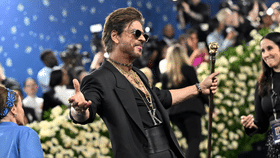 Shah Rukh Khan Met Gala 2025: ആദ്യ മെറ്റ് ഗാലയിൽ കസറി കിങ് ഖാൻ; ചിത്രങ്ങൾ വൈറൽ Shah Rukh Khan Met Gala 2025: ആദ്യ മെറ്റ് ഗാലയിൽ കസറി കിങ് ഖാൻ; ചിത്രങ്ങൾ വൈറൽ...