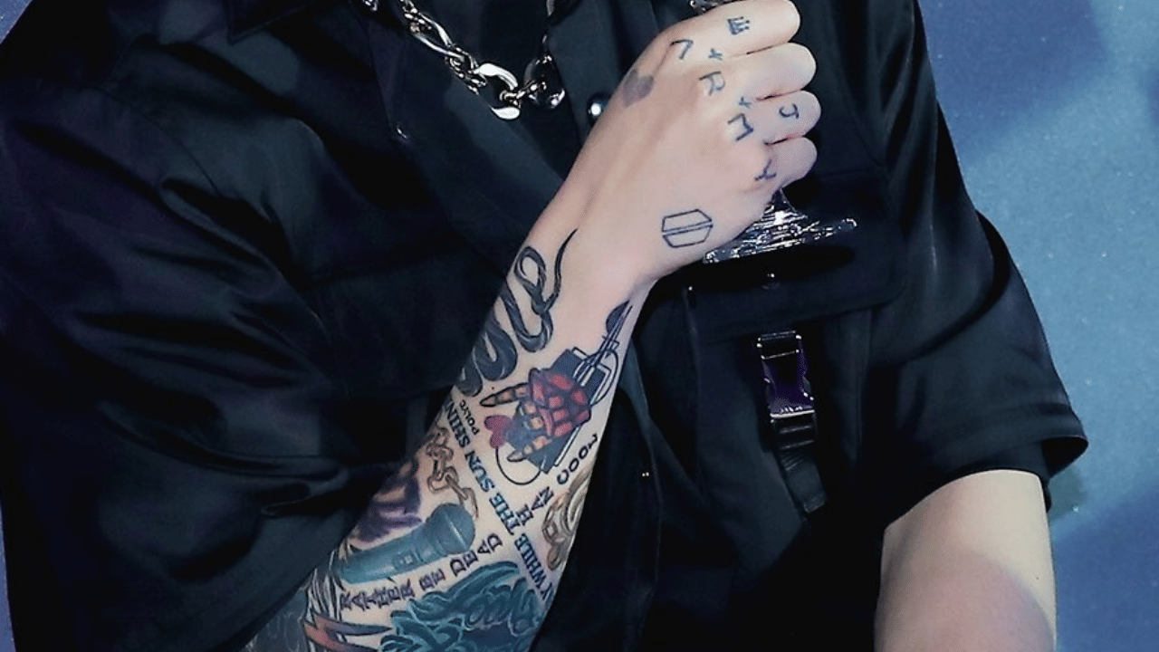 ടാറ്റൂ ചെയ്യാൻ ആഗ്രഹിക്കുന്നവരാണോ നിങ്ങൾ? ശരീരത്തിൽ എന്നും സ്ഥിരമായി ഉണ്ടാകാൻ പോകുന്ന ഒന്ന് ചെയ്യാൻ തീരുമാനിക്കുമ്പോൾ അതിന്റെ അപകട സാധ്യതകളെ കുറിച്ചും ആരോഗ്യപ്രശ്നങ്ങളെ കുറിച്ചും അറിഞ്ഞിരിക്കണം. പെർമനന്റ് ടാറ്റൂ സ്കിൻ കാൻസർ, അസ്ഥി രോഗങ്ങൾ തുടങ്ങിയ ആരോഗ്യാവസ്ഥകൾക്ക് കാരണമാകുമെന്നാണ് വിദഗ്ധർ പറയുന്നത്. (Image Credits: Freepik)
