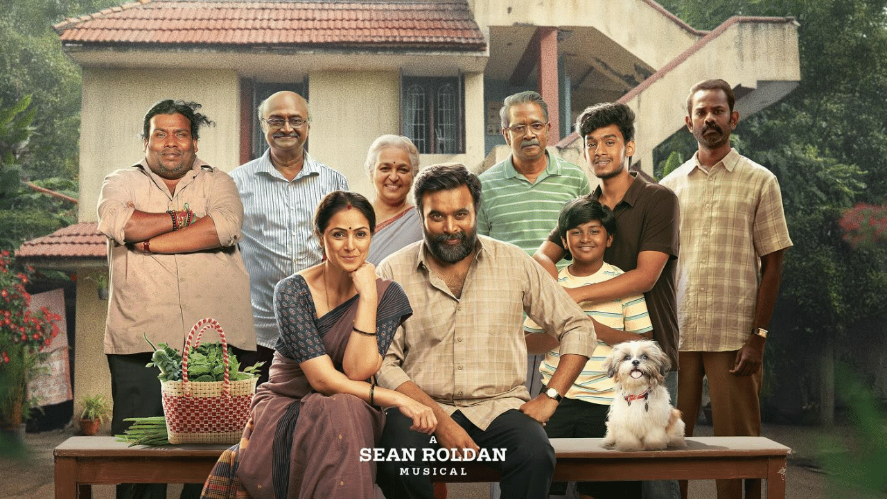 പ്രേക്ഷക പ്രീതിയും നിരൂപക പ്രശംസയും ഒരുപോലെ നേടിയ ചിത്രമാണ് 'ടൂറിസ്റ്റ് ഫാമിലി'. ശശികുമാറും സിമ്രനും ഒന്നിച്ച ചിത്രം സംവിധാനം ചെയ്തത് നവാഗതനായ അഭിഷാൻ ജീവിന്താണ്. മേയ് ഒന്നിനായിരുന്നു ചിത്രം തിയേറ്ററുകളിൽ എത്തിയത്. തമിഴ്നാട്ടിലേക്ക് നുഴഞ്ഞുകയറി അനധികൃതമായി അഭയം തേടുന്ന ഒരു ശ്രീലങ്കൻ തമിഴ് കുടുംബത്തെ കേന്ദ്രീകരിച്ചാണ് ചിത്രത്തിന്റെ പ്രമേയം. 'ടൂറിസ്റ്റ് ഫാമിലി' ഈ മാസം അവസാനത്തോടെ ഒടിടിയിലേക്ക് എത്തുമെന്നാണ് വിവരം. (Image Credits: Facebook)