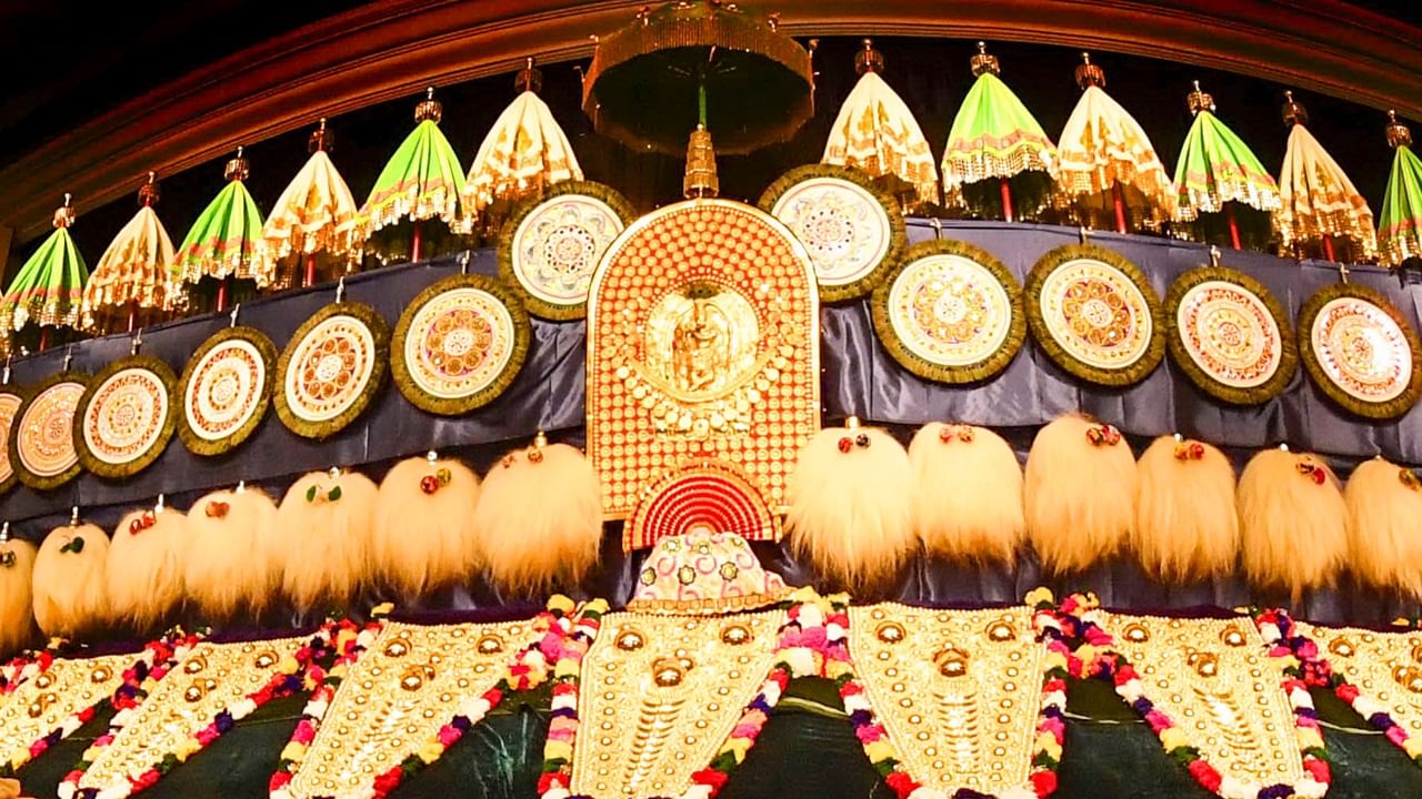 പൂരവുമായി ബന്ധപ്പെട്ട് ജില്ലാ ഭരണകൂടത്തിന്റെ നേതൃത്വത്തില്‍ ഗതാഗത സൗകര്യം ഉള്‍പ്പെടെ എല്ലാ ക്രമീകരണങ്ങളും പൂര്‍ത്തിയാക്കി. ഇന്നും നാളെയും ദേശീയ പാതയിലെ ടോള്‍ ഗേറ്റില്‍ തിരക്ക് നിയന്ത്രിക്കാന്‍ പ്രത്യേക ക്രമീകരണങ്ങള്‍ ഏര്‍പ്പെടുത്തി. ഗതാഗതം നിയന്ത്രിക്കാന്‍ കൂടുതല്‍ പൊലീസിനെ വിന്യസിക്കും.