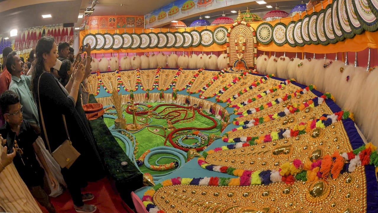 പൂരനഗരിയില് സുരക്ഷ ഉറപ്പാക്കാന് ഇന്ന് രാവിലെ ആറു മുതല് തേക്കിന്കാട് മൈതാനത്തെ പൂരനഗരിയില് കണ്ട്രോള് റൂം ആരംഭിച്ചു. കണ്ട്രോള് റൂമില് നിരവധി സുരക്ഷാ സജ്ജീകരണങ്ങളുണ്ടാകും. 0487 2422003, 8086100100 എന്നിവയാണ് ഫോണ് നമ്പരുകള്.