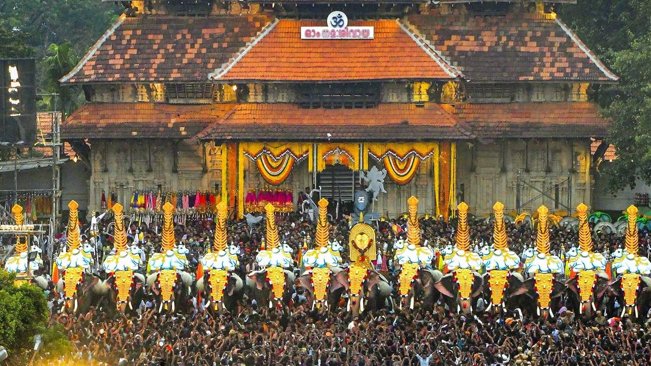 തൃശൂര്‍ പൂരത്തിനോടനുബന്ധിച്ച് ഇന്നും നാളെയും കെഎസ്ആര്‍ടിസി അധിക സര്‍വീസുകള്‍ നടത്തും. 51 ഫാസ്റ്റ്, 14 ഓര്‍ഡിനറി ഉള്‍പ്പെടെ 65 സ്‌പെഷ്യല്‍ സര്‍വീസുകളാണ് നടത്തുന്നത്. ഓര്‍ഡിനറി സര്‍വീസുകള്‍ ശക്തന്‍ സ്റ്റാന്‍ഡ് കേന്ദ്രീകരിച്ച് സര്‍വീസ് നടത്തും. കെഎസ്ആര്‍ടിസി ബസ് സ്റ്റാന്‍ഡ് കേന്ദ്രീകരിച്ചാകും ഫാസ്റ്റിന് മുകളിലുള്ള ബസുകളുടെ സര്‍വീസുകള്‍ (Image Credits: PTI)