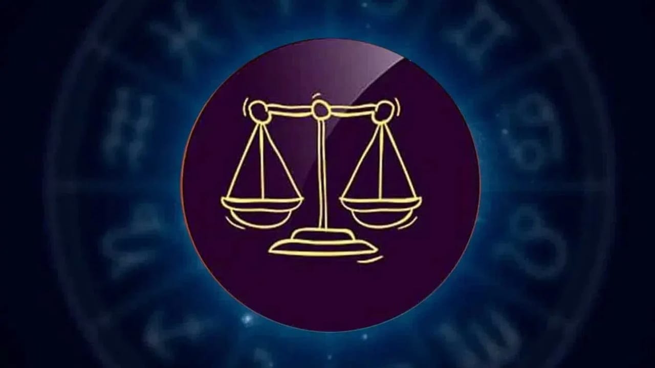 തുലാം രാശിക്കാർക്ക് ശുക്രന്റെ സംക്രമണം ഏറ്റവും കൂടുതൽ ഗുണങ്ങൾ നൽകും. സാമ്പത്തികമായി മികച്ച സമയമാണഅ . എവിടെ നിക്ഷേപിച്ചാലും, നല്ല വരുമാനം ലഭിക്കുമെന്ന് ഉറപ്പ്. കുടുംബത്തിൽ സന്തോഷകരമായ അന്തരീക്ഷം ഉണ്ടാകും.ജീവനക്കാർക്ക് സ്ഥാനക്കയറ്റം ലഭിക്കും.
