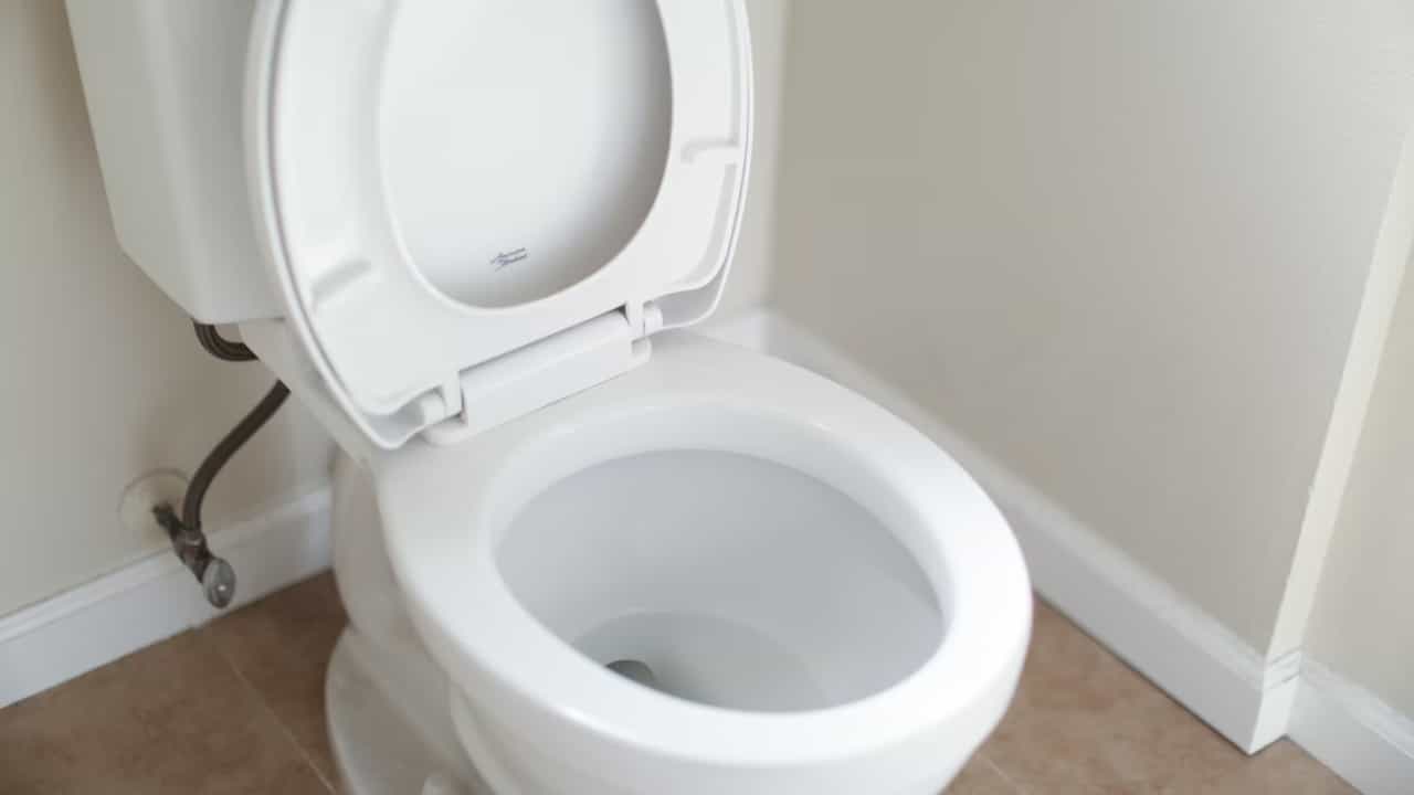 Toilet: ക്ലോസറ്റ് പൊട്ടിത്തെറിച്ച് 20 വയസുകാരന് പൊള്ളൽ; പൊട്ടിത്തെറിയുടെ കാരണം വിചിത്രം Toilet: ക്ലോസറ്റ് പൊട്ടിത്തെറിച്ച് 20 വയസുകാരന് പൊള്ളൽ; പൊട്ടിത്തെറിയുടെ കാരണം വിചിത്രം