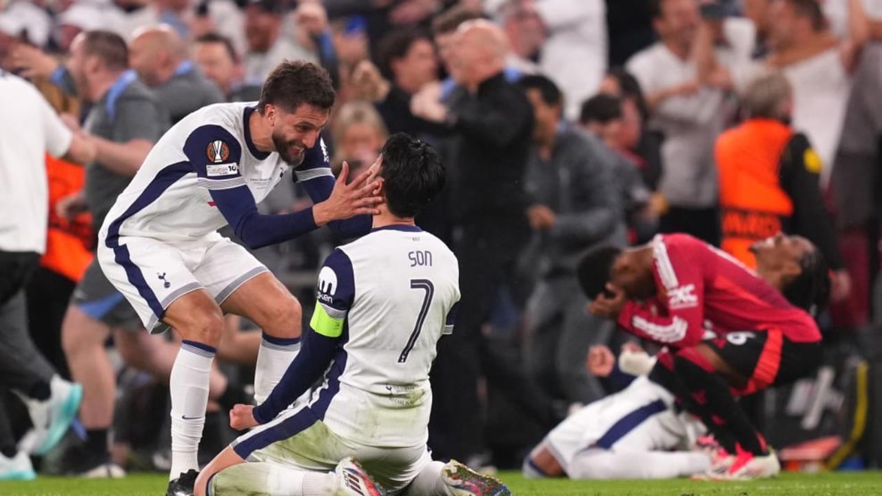 17 വർഷങ്ങൾക്ക് ശേഷം ടോട്ടനം ഹോട്സ്പറിന് ഒരു കിരീടം. യുവേഫ യൂറോപ്പ ലീഗ് ഫൈനലിൽ മാഞ്ചസ്റ്റർ യുണൈറ്റഡിനെ ഏകപക്ഷീയമായ ഒരു ഗോളിന് വീഴ്ത്തിയാണ് 2008ന് ശേഷം ഇതാദ്യമായി ടോട്ടനം ഒരു പ്രധാന കിരീടം നേടുന്നത്. 1984ന് ശേഷം ഇതാദ്യമായി ഒരു യൂറോപ്യൻ കിരീടവും ഇതോടെ അവർ സ്വന്തമാക്കി. (Image Courtesy - Social Media)
