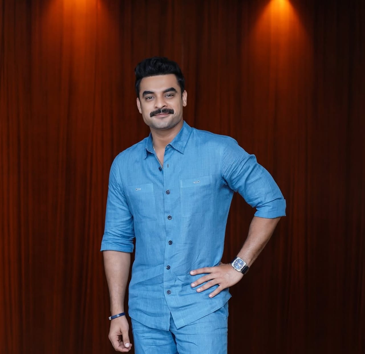 നരിവേട്ടയുടെ പ്രൊമോഷന്റെ ഭാഗമായി കൊണ ദ പോഡ്കാസ്റ്റില് ടൊവിനോ തോമസ് നടത്തിയ പരാമര്ശം വലിയ ചര്ച്ചകള്ക്ക് വഴിവെച്ചിരിക്കുകയാണ്. തന്നെ ഒരു കുട്ടി അങ്കില് എന്ന് വിളിച്ചപ്പോഴുള്ള പ്രതികരണമാണ് താരം വെളിപ്പെടുത്തിയത്. (Image Credits: Instagram)