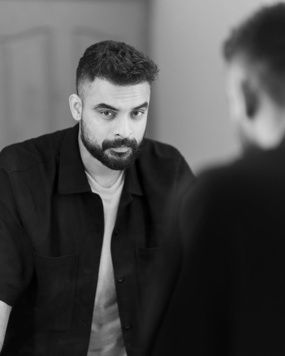 എന്നാല് ഇക്കാര്യം താരം പറഞ്ഞതിന് പിന്നാലെ വലിയ വിമര്ശനമാണ് സോഷ്യല് മീഡിയയില് ഉയരുന്നത്. കുട്ടിയോട് അച്ഛനെ അപ്പൂപ്പാ എന്നാണോ വിളിക്കാറ് എന്ന് ചോദിച്ചത് മോശമായി പോയി. ഇവന് വന്ന് വന്ന് ഭയങ്കര ബോറും വെറുപ്പിക്കലുമായി.