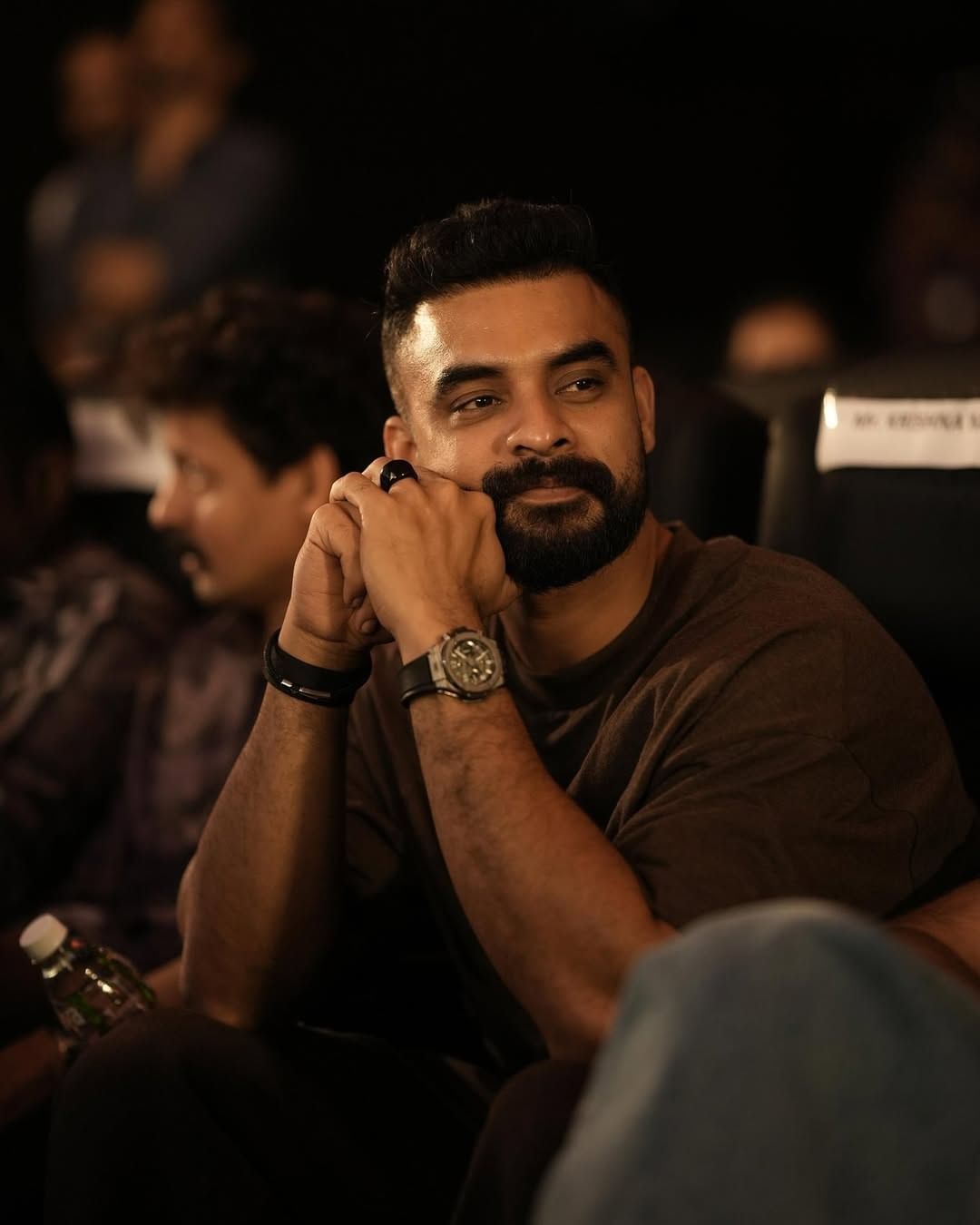 ആ കുട്ടിയുടെ അത്രയും വിവരമില്ല ഇവന്. ആ കുട്ടി കാണിച്ച ബഹുമാനത്തെയാണ് ഇയാള് കളിയാക്കുന്നത്, ആ കുട്ടിയുടെ പാരന്റിങ്ങിന്റെ ഗുണം, 36 കാരനെ പതിനഞ്ചുകാരി അങ്കില് എന്ന് വിളിക്കുന്നതില് എന്താണ് തെറ്റ്.