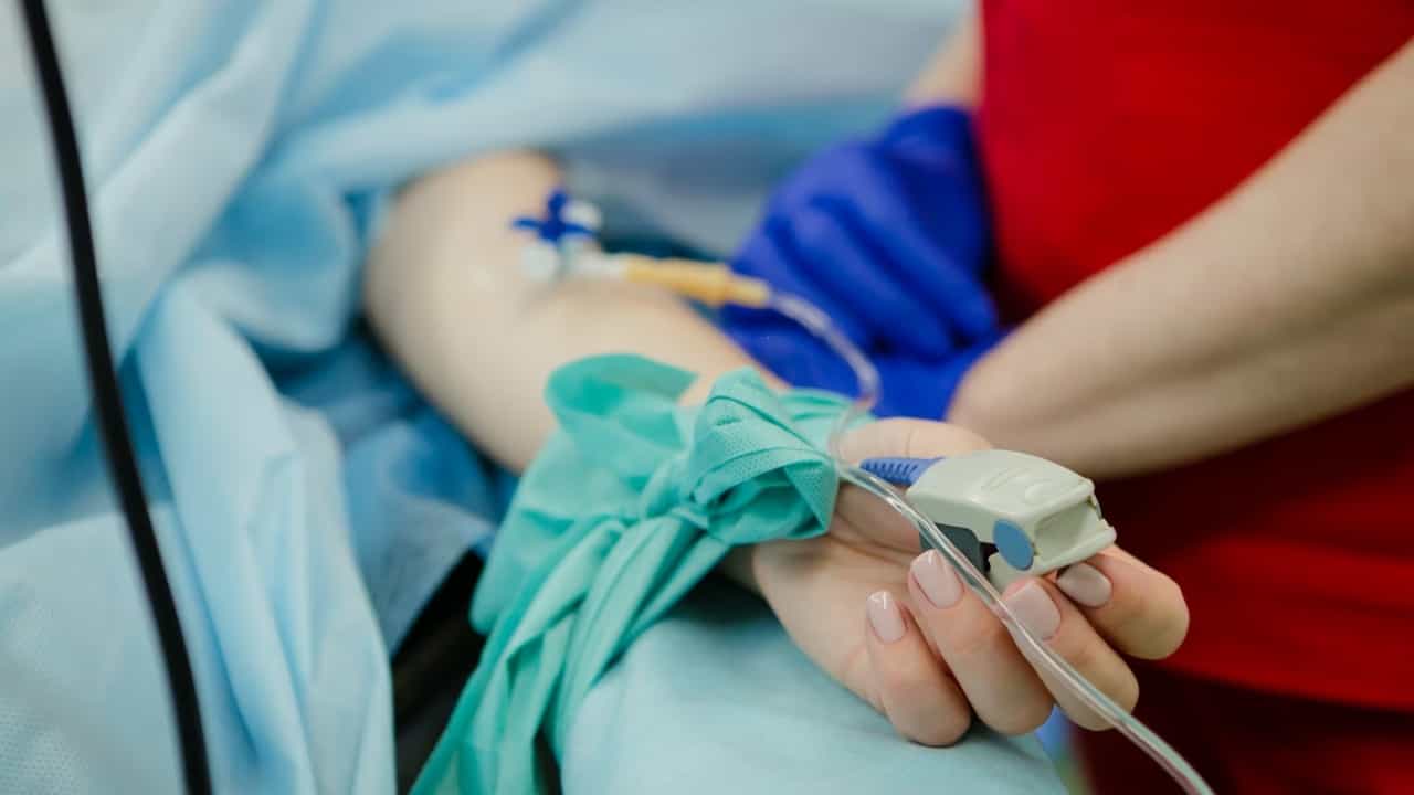 Medical Negligence: കുത്തിവച്ച രക്തം മാറിപ്പോയി; ആശുപത്രിയിൽ ചികിത്സയിലിരിക്കെ ഗർഭിണി മരിച്ചു Medical Negligence: കുത്തിവച്ച രക്തം മാറിപ്പോയി; ആശുപത്രിയിൽ ചികിത്സയിലിരിക്കെ ഗർഭിണി മരിച്ചു