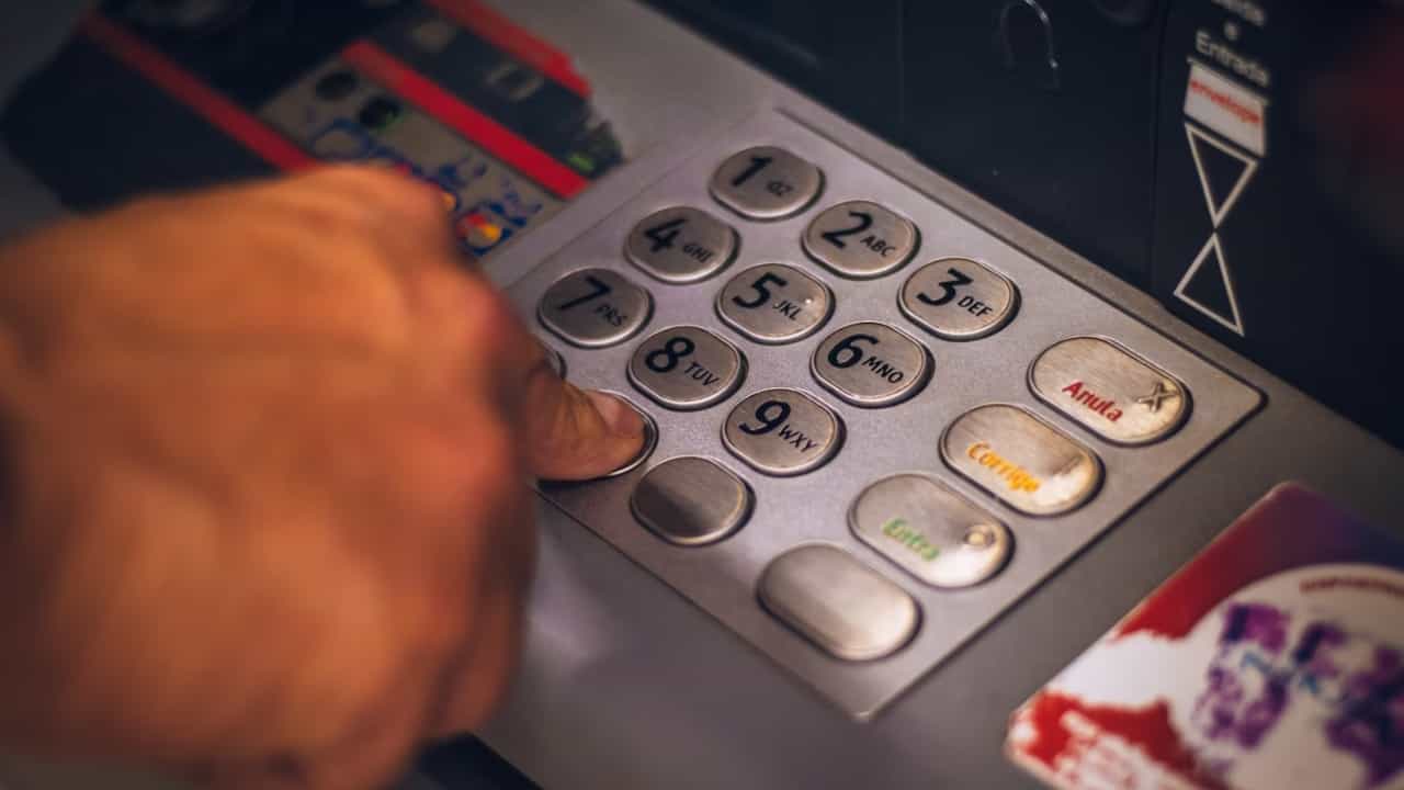 Minimum Balance: 5000 ദിർഹം മിനിമം ബാലൻസ് വേണ്ട; ആശങ്കയറിച്ചതോടെ നിബന്ധന നീക്കി സെൻട്രൽ ബാങ്ക്