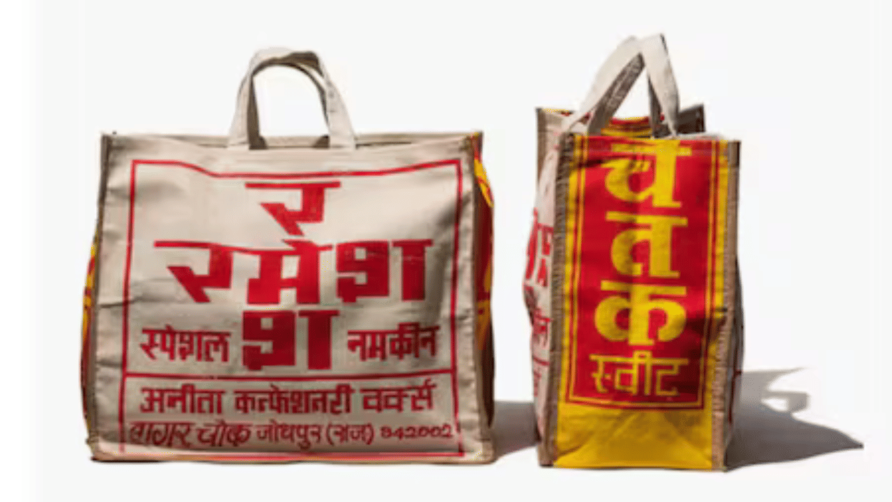 US brand sells Indian Souvenir Bag: 100 രൂപയുടെ തുണിസഞ്ചിയ്ക്ക് അമേരിക്കയിൽ 4,228 രൂപ, വിമർശനവുമായി ഇന്ത്യൻ ഉപയോക്താക്കൾ US brand sells Indian Souvenir Bag: 100 രൂപയുടെ തുണിസഞ്ചിയ്ക്ക് അമേരിക്കയിൽ 4,228 രൂപ, വിമർശനവുമായി ഇന്ത്യൻ ഉപയോക്താക്കൾ