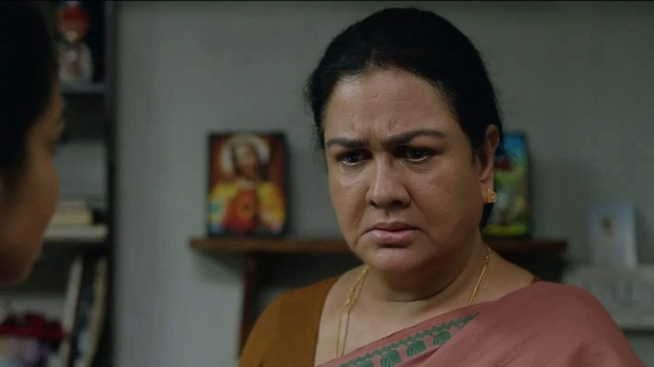 Urvashi: ‘ഉള്ളൊഴുക്ക് ഞാനും വീട്ടുകാരും ഇതുവരെ കണ്ടിട്ടില്ല’; കാരണം പറഞ്ഞ് ഉർവശി