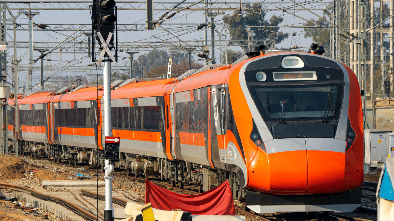 Vande Bharat Express: ഇനി ആശ്വാസ യാത്ര! വന്ദേഭാരതിൽ സീറ്റിന് ബുദ്ധിമുട്ടേണ്ട; കോച്ചുകളുടെ എണ്ണം 16 ആയി ഉയർത്തി