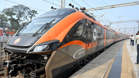 Vande Bharat Train Kerala : വന്ദേഭാരതിന്റെ വലിപ്പം കൂട്ടാനൊരുങ്ങി റെയിൽവേ… പുതിയ മാറ്റങ്ങൾ ഇവയെല്ലാം Vande Bharat Train Kerala : വന്ദേഭാരതിന്റെ വലിപ്പം കൂട്ടാനൊരുങ്ങി റെയിൽവേ… പുതിയ മാറ്റങ്ങൾ ഇവയെല്ലാം...