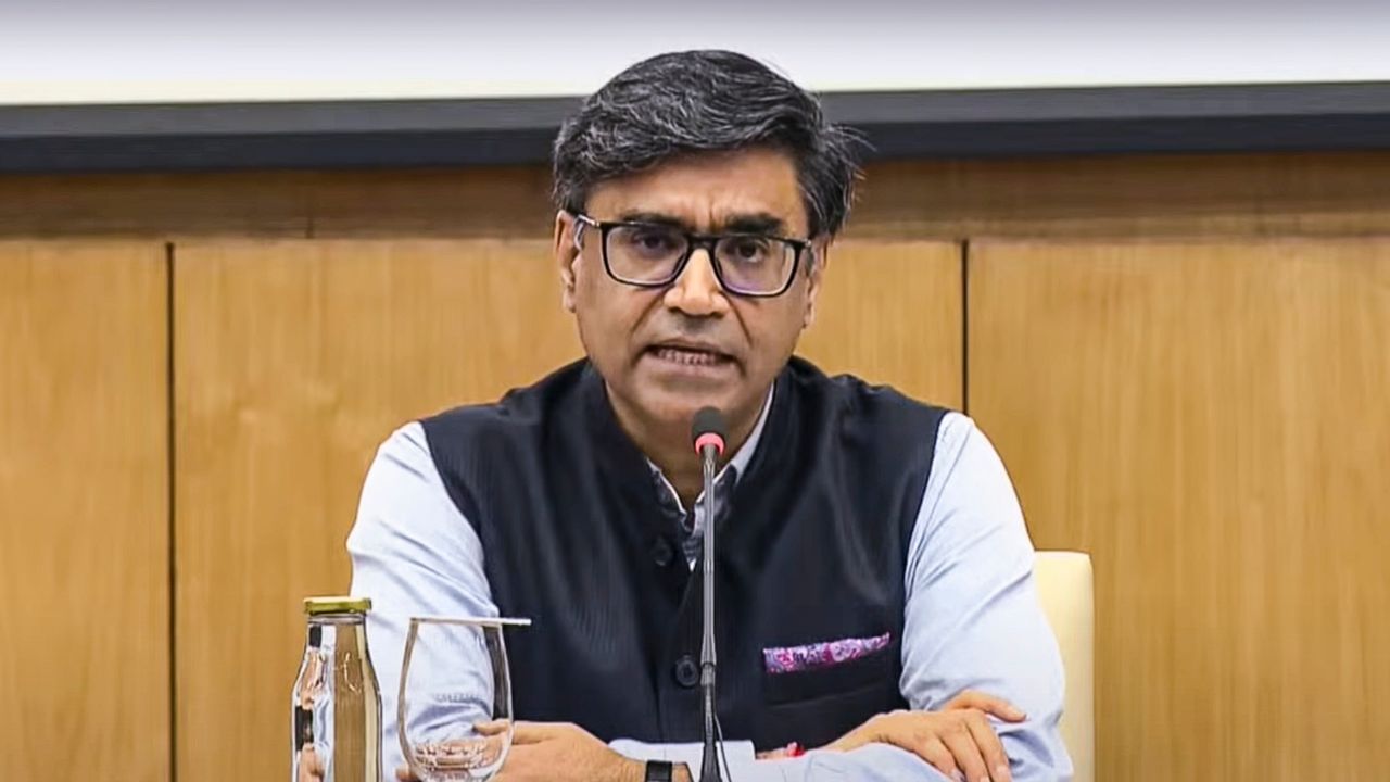 India Pakistan Tensions: ജനാധിപത്യത്തിന്റെ മുഖമുദ്രയാണ് വിമര്ശനം, പാകിസ്ഥാന് അത് അത്ഭുതമായി തോന്നിയേക്കാം: കേന്ദ്രം India Pakistan Tensions: ജനാധിപത്യത്തിന്റെ മുഖമുദ്രയാണ് വിമര്ശനം, പാകിസ്ഥാന് അത് അത്ഭുതമായി തോന്നിയേക്കാം: കേന്ദ്രം