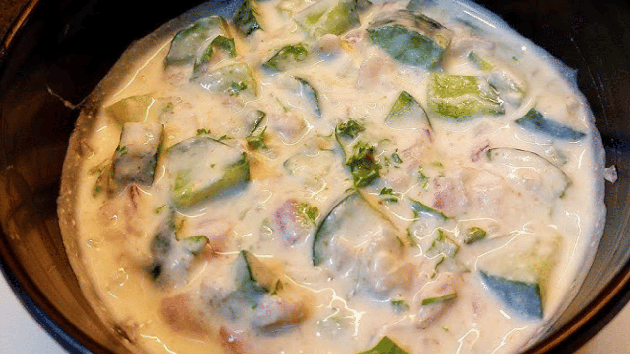 തടികുറയ്ക്കാനായി ഡയറ്റ് നോക്കുന്നവരുടെ മെനുവിലെ പ്രധാന പച്ചക്കറിയാണ് കുക്കുമ്പർ. ആരോ​ഗ്യത്തിന് വളരെ നല്ലതാണ് കുക്കുമ്പർ. നിങ്ങളുടെ ശരീരഭാരം നിയന്ത്രിക്കാനും ശരീരത്തിലെ ജലാംശം നിലനിർത്താനും സഹായിക്കുന്ന വൈറൽ ക്രീമി കുക്കുമ്പർ സാലഡ് എങ്ങനെ തയ്യാറാക്കാം എന്ന് നോക്കിയാലോ. 
(Image Credits: Social Media)