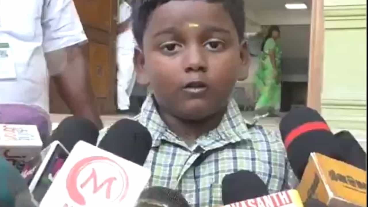 Viral News: രണ്ടാം ക്ലാസുകാൻ കൂട്ടിവെച്ച സമ്പാദ്യം, ഇന്ത്യൻ ആർമിക്ക്; വൈറൽ വീഡിയോ Viral News: രണ്ടാം ക്ലാസുകാൻ കൂട്ടിവെച്ച സമ്പാദ്യം, ഇന്ത്യൻ ആർമിക്ക്; വൈറൽ വീഡിയോ