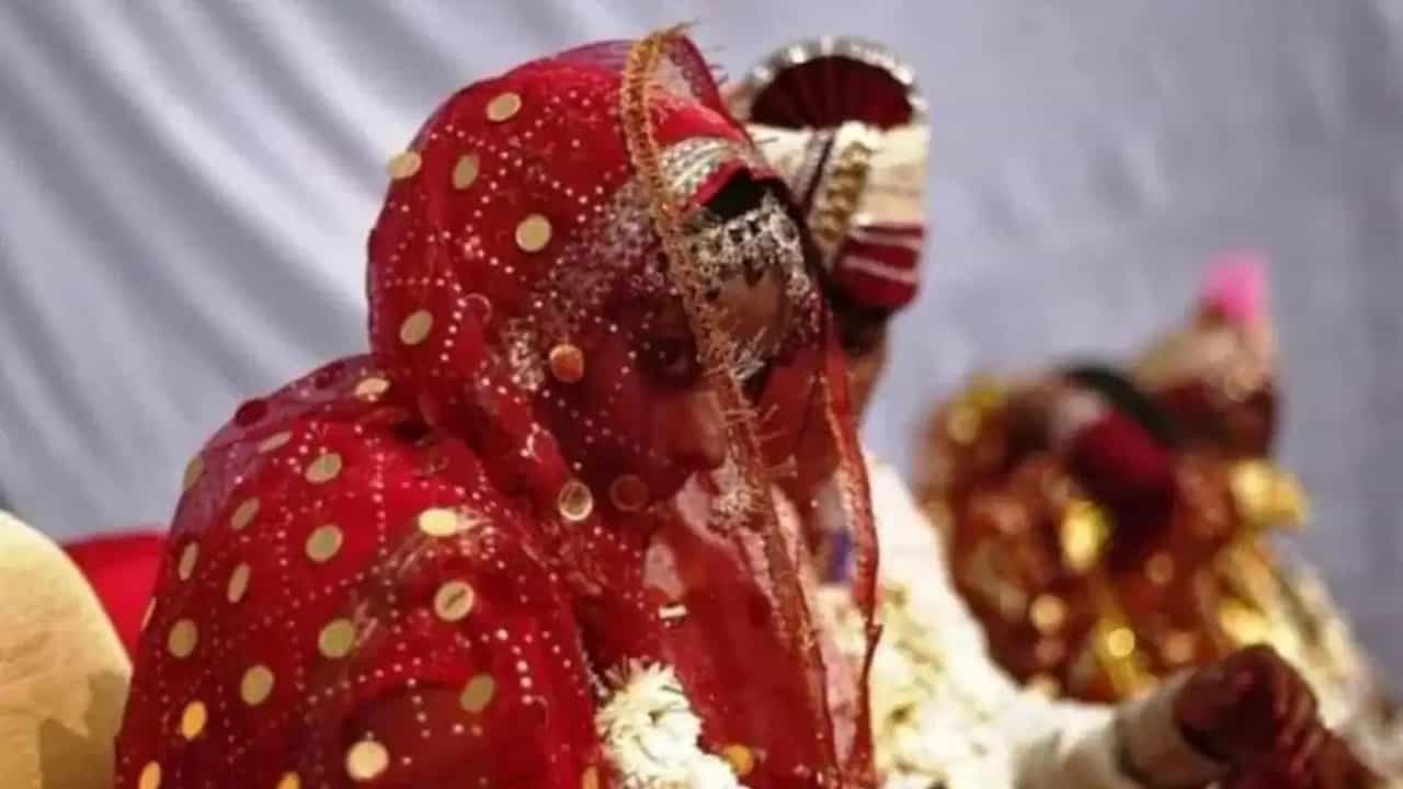 Viral News: 16-കാരിക്ക് 60-കാരനുമായി കല്യാണം; ഒടുവിൽ കുട്ടി തന്നെ മാർഗം കണ്ടെത്തി Viral News: 16-കാരിക്ക് 60-കാരനുമായി കല്യാണം; ഒടുവിൽ കുട്ടി തന്നെ മാർഗം കണ്ടെത്തി