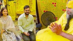 Virat Kohli: ഗുരുവിന്റെ മുന്നിൽ മുട്ടുകുത്തി അനുഗ്രഹം തേടി കോലിയും അനുഷ്കയും; വിരമിക്കൽ പ്രഖ്യാപനത്തിനു പിന്നാലെ ആത്മീയ വഴിയിൽ താരദമ്പതികൾ