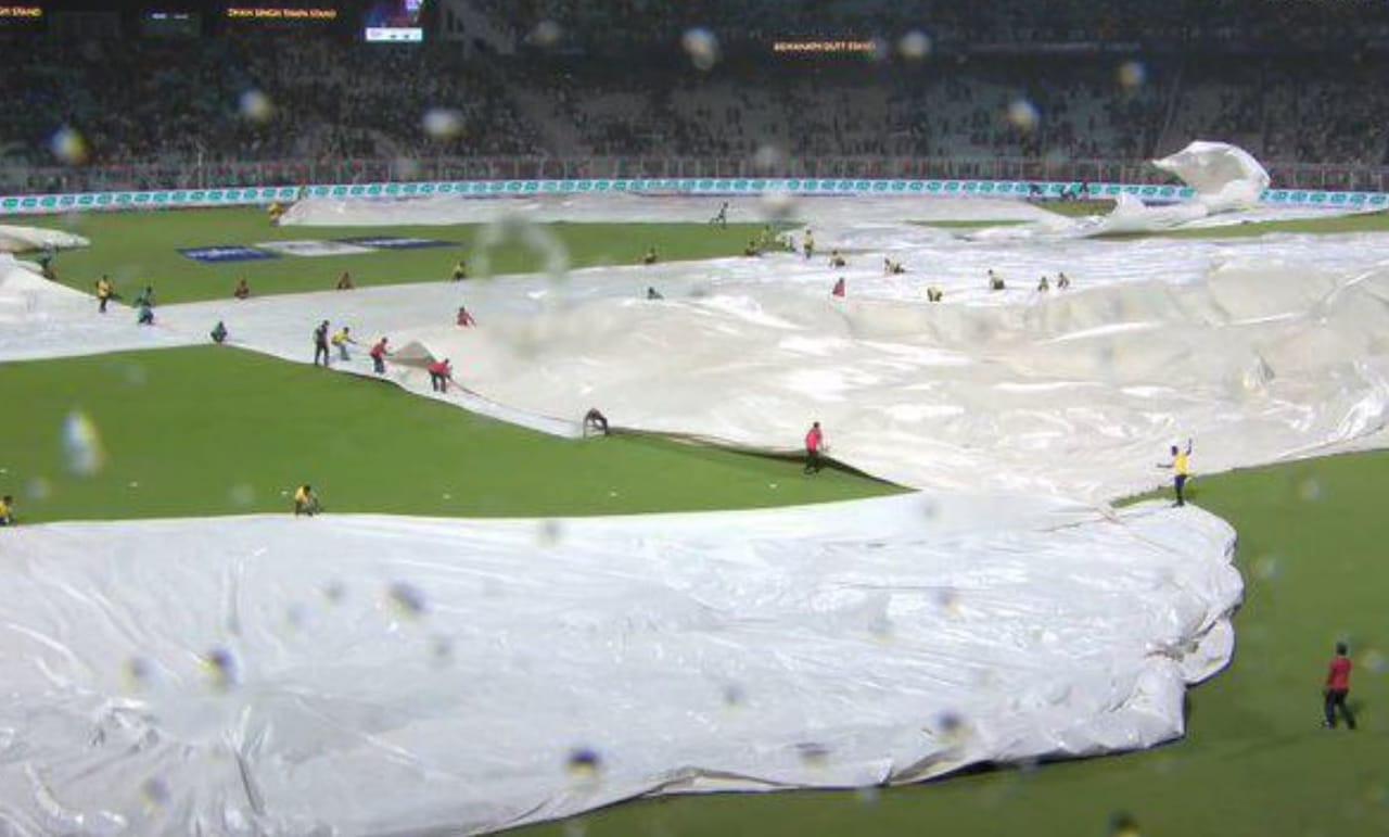 ഐപിഎലിൽ വീണ്ടും മഴ സാധ്യത. ഇന്ന് (മെയ് 21) മുംബൈ ഇന്ത്യൻസും ഡൽഹി ക്യാപിറ്റൽസും തമ്മിലുള്ള മത്സരത്തിലാണ് മഴസാധ്യത പ്രവചിക്കപ്പെട്ടിരിക്കുന്നത്. അവസാന പ്ലേ ഓഫ് സ്പോട്ടിനായി മത്സരിക്കുന്ന ഇരു ടീമുകൾക്കും ഇന്നത്തെ മത്സരം വളരെ നിർണായകമാണ്. (Image Courtesy - Social Media)