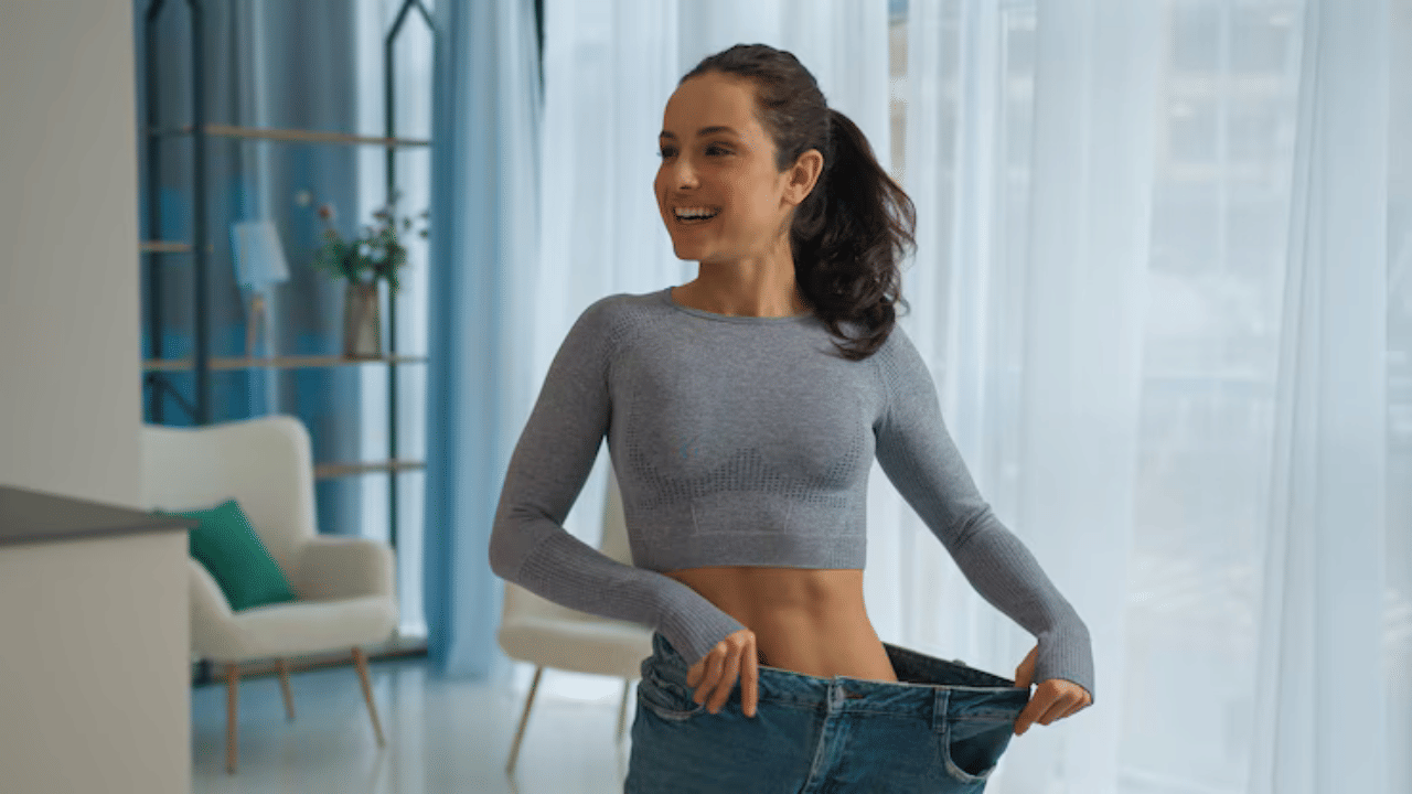 ഹോർമോൺ മാറ്റങ്ങൾ, ജീവിതശൈലി തുടങ്ങി നിരവധി കാരണങ്ങളാൽ സ്ത്രീകൾക്ക് ശരീരഭാരം വർദ്ധിക്കാറുണ്ട്. അതിനാൽ തന്നെ അവർക്ക് പുരുഷൻമാരെപോൽ അത്ര പെട്ടെന്ന് ശരീരഭാരം കുറയ്ക്കാൻ സാധിച്ചെന്ന് വരില്ല. ആർത്തവം, ഗർഭം, ആർത്തവവിരാമം എന്നിവയിലെ ഹോർമോൺ വ്യതിയാനങ്ങൾ ഉപാപചയ പ്രവർത്തനത്തെ തടസ്സപ്പെടുത്തുകയും വിശപ്പ് വർദ്ധിപ്പിക്കുകയും കൊഴുപ്പ് അടിഞ്ഞുകൂടാൻ കാരണമാവുകയും ചെയ്യാറുണ്ട്. (Image Credits: Freepik)