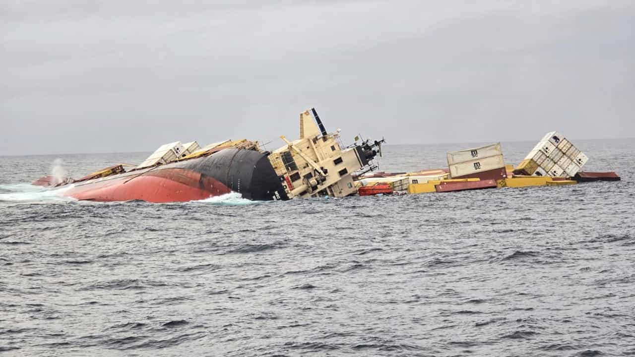 Kochi Ship Accident: ഗുരുതരമായ ആരോഗ്യപ്രശ്നങ്ങൾക്ക് സാധ്യത; മറൈൻ ഓയിൽ തൊടരുതെന്ന് പറയാൻ കാരണമുണ്ട്