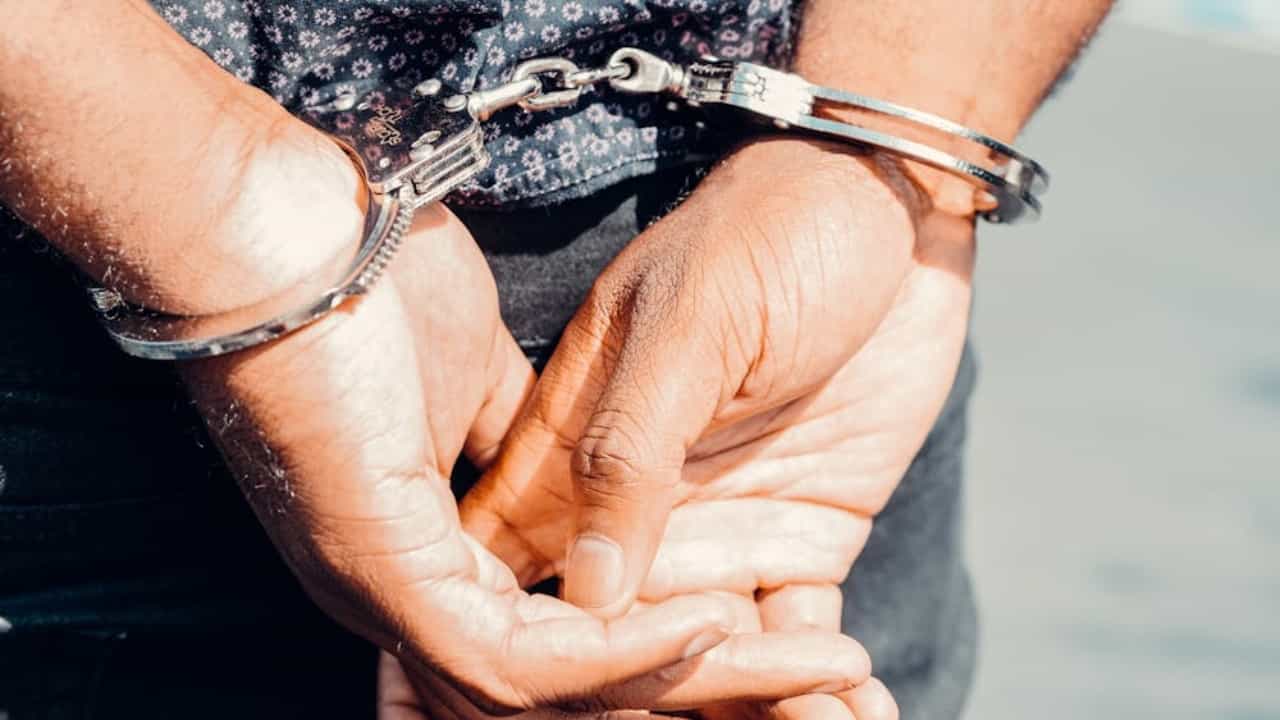 UAE: റോഡിലെ തർക്കത്തെ തുടർന്ന് മൂന്ന് സ്ത്രീകളെ വെടിവച്ച് കൊന്നു; റാസ് അൽ ഖൈമയിൽ യുവാവ് പിടിയിൽ UAE: റോഡിലെ തർക്കത്തെ തുടർന്ന് മൂന്ന് സ്ത്രീകളെ വെടിവച്ച് കൊന്നു; റാസ് അൽ ഖൈമയിൽ യുവാവ് പിടിയിൽ