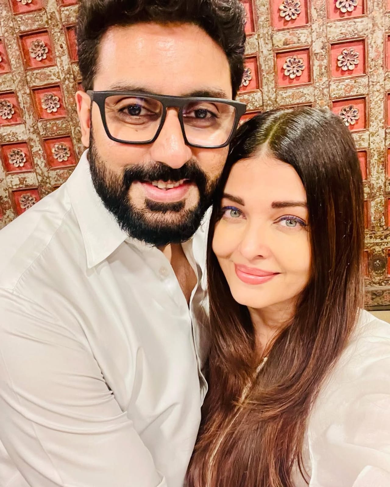 ബോളിവുഡിലെ താരദമ്പതിമാരാണ് ഐശ്വര്യ റായിയും അഭിഷേക് ബച്ചനും. ഇരുവരും എന്നും വാർത്തകളിൽ നിറസാന്നിധ്യമാകാറുണ്ട്. കഴിഞ്ഞ കുറച്ച് നാളുകളായി ഇരുവരും വേർപിരിയുന്നുവെന്ന് അഭ്യൂഹം ആരാധകർക്കിടയിൽ പരന്നിരുന്നു. (image credits:instagram) 