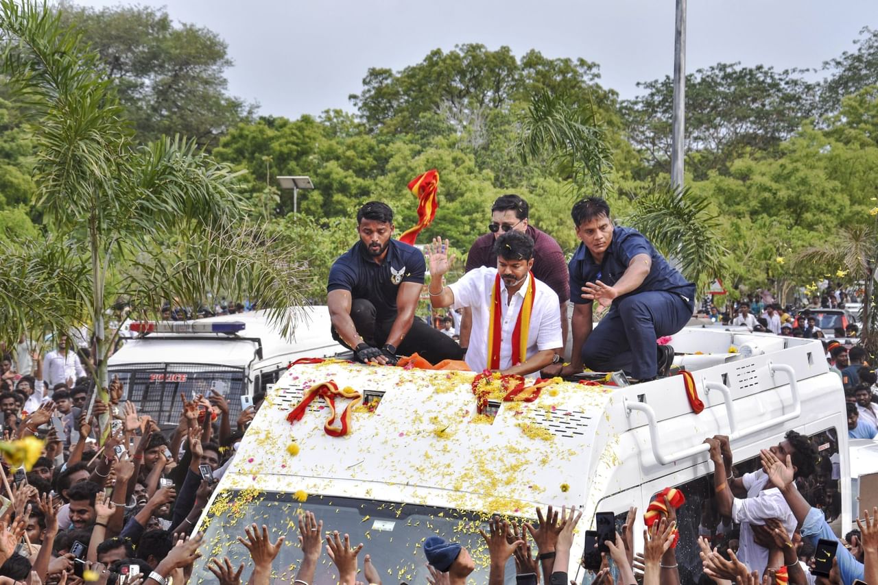 ചെന്നൈ: ആരാധകർക്ക് ഉപദേശവുമായി നടനും രാഷ്ട്രീയ നേതാവുമായ വിജയ്. ചെന്നൈ വിമാനത്താവളത്തിൽ എത്തിയപ്പോഴായിരുന്നു താരത്തിന്റെ ഉപദേശം. പൊതുവേദികളിൽ തന്നെ കാണാൻ എത്തുമ്പോൾ അമിതാവേശം കാണിക്കരുതെന്നും അത് തന്നെ ഭയപ്പെടുത്തുന്നുവെന്നുവാണ് വിജയ് പറയുന്നത്. (image credits:PTI)