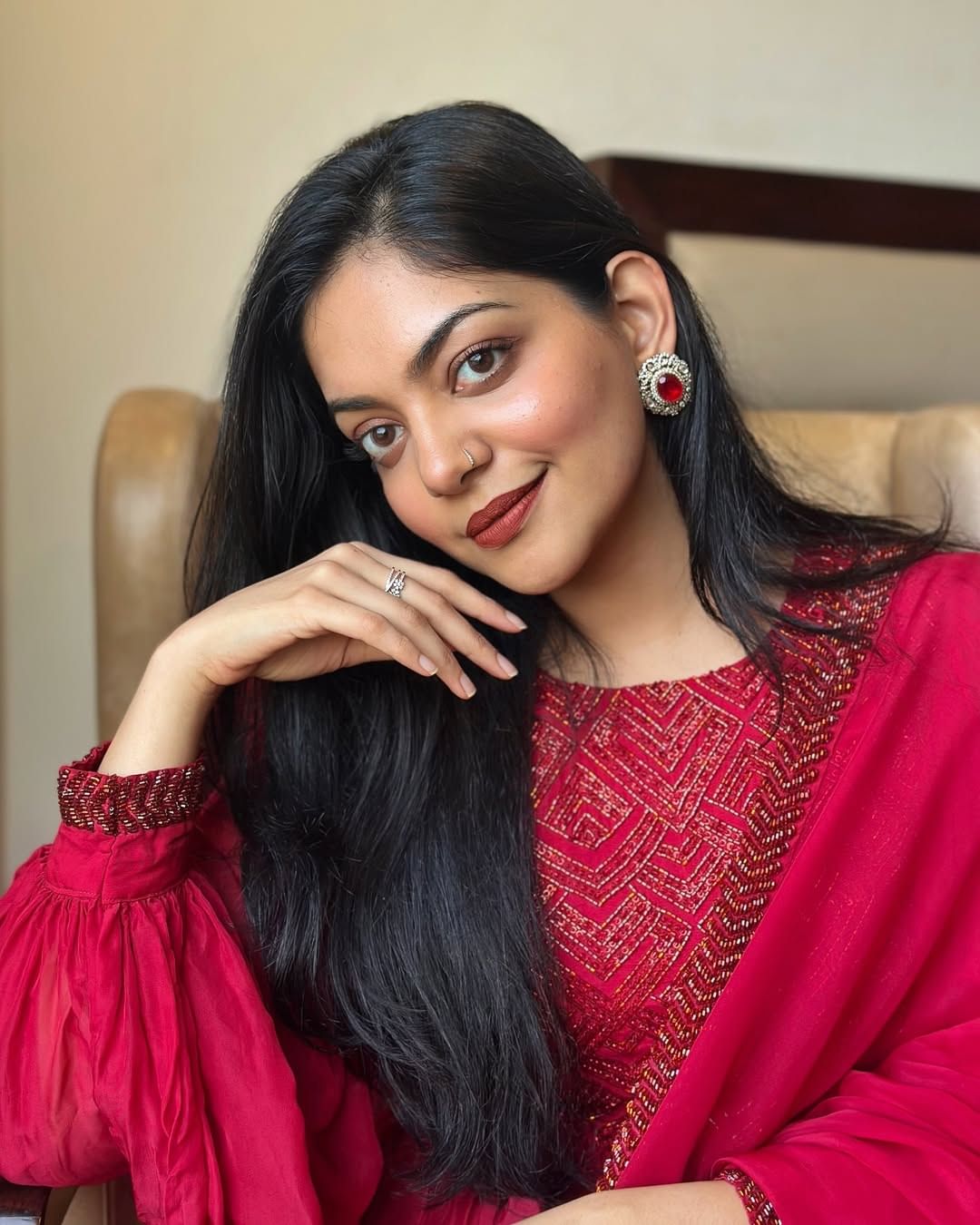 തന്റെ വീടിന് സമീപത്തുള്ള ക്ഷേത്രത്തിൽ നിന്നും ഉയരുന്ന ശബ്ദകോലാഹലങ്ങൾക്കെതിരെ പ്രതികരിച്ചുകൊണ്ടാണ് താരം എത്തിയത്. വീടിനു സമീപത്ത് വച്ചിരിക്കുന്ന ലൗഡ് സ്പീക്കറിൽ നിന്ന് വരുന്ന പാട്ടുകളുടെ വീഡിയോ പങ്കുവച്ചാണ് താരത്തിന്റെ  പ്രതികരണം.