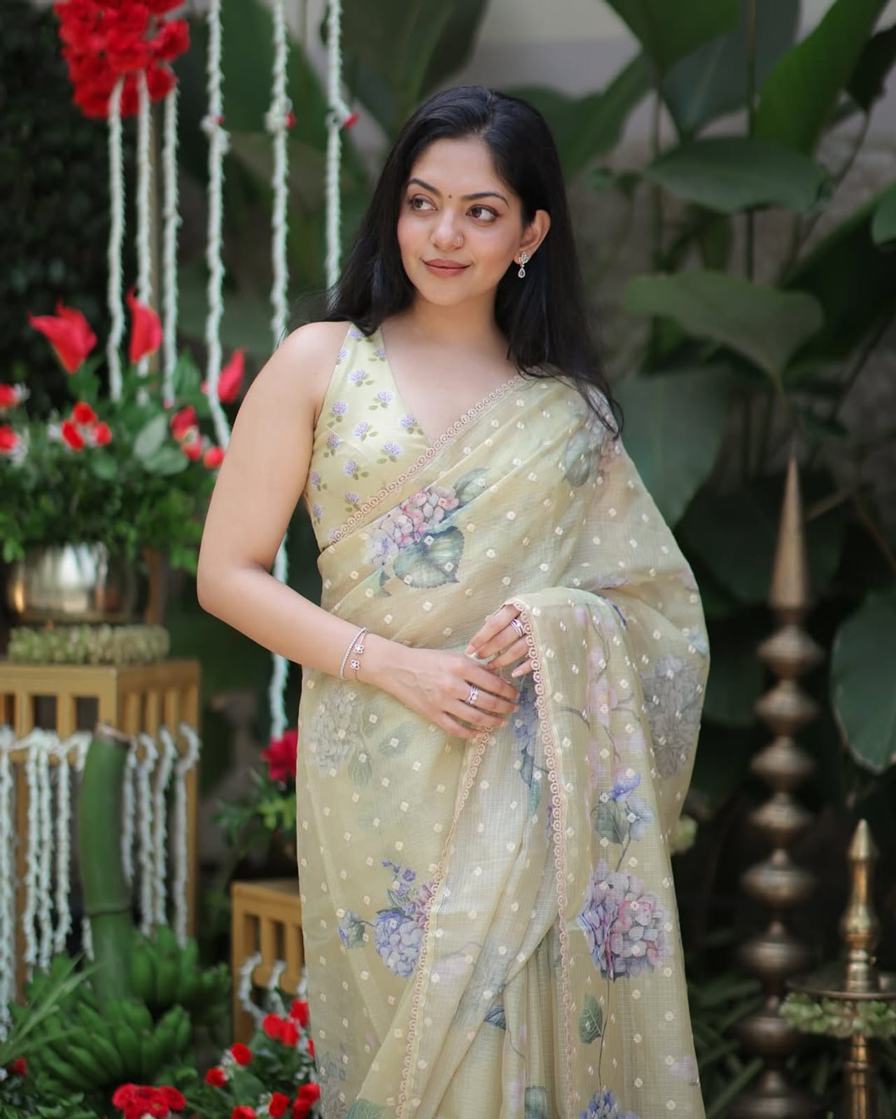 മലയാളികൾക്ക് ഏറെ സുപരിചിതയാണ് നടിയും മോഡലുമായ അഹാന കൃഷ്ണ. സോഷ്യൽ മീഡിയയിൽ സജീവമായ താരം തന്റെ എല്ലാ വിശേഷങ്ങളും ആരാധകരുമായി പങ്കുവയ്ക്കാറുണ്ട്. ഇപ്പോഴിതാ താരം പങ്കുവച്ച പുതിയൊരു പോസ്റ്റാണ് സോഷ്യൽ മീഡിയയിൽ ശ്രദ്ധിക്കപ്പെടുന്നത്. (image credits:instagram)
