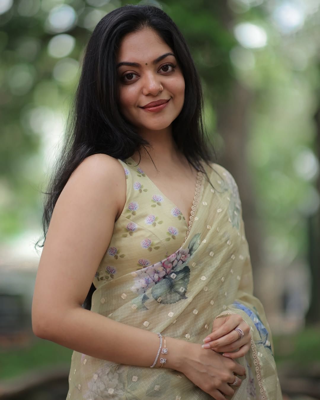 ഒരാഴ്ചയിലേറെ ആയിട്ടും ഈ സ്ഥിതിക്ക് ഒരു മാറ്റവുമില്ല എന്നും താരം പറയുന്നു. ഉത്സവകാലത്ത് ക്ഷേത്രത്തിനുള്ളിൽ സംഭവിക്കുന്ന എല്ലാ കാര്യങ്ങളും  എല്ലാവർക്കും അറിയാൻ താൽപര്യമുണ്ടെന്ന തോന്നൽ ആദ്യം നിർത്തുക. ഉയർന്ന ശബ്‌ദത്തിൽ സ്പീക്കറിൽ പാട്ടും പ്രാർത്ഥനകളും വെക്കുന്നത് അവസാനിപ്പിക്കു.