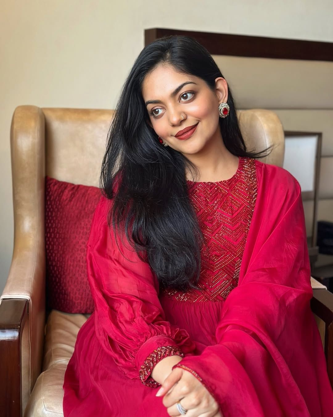 ഈ പ്രാർഥനയും പാട്ടും രാവിലെ ഒമ്പത് മണിയോടെ ആരംഭിച്ച് രാത്രി പത്ത്, പതിനൊന്ന് മണിവരെ ഉണ്ടാകുമെന്നും ഒരാഴ്ചയായി ഇത് തന്നെയാണ് അവസ്ഥയെന്നുമാണ് താരം പറയുന്നത്. ക്ഷേത്രത്തിലെ പാട്ടും പ്രാർത്ഥനകളും കേൾക്കാൻ ആ​ഗ്രഹിക്കുന്നവർ അമ്പലത്തിലേക്ക് ചെന്ന് കേൾക്കുക എന്നുമാണ് വീഡിയോ സഹിതം അഹാന കുറിച്ചത്.